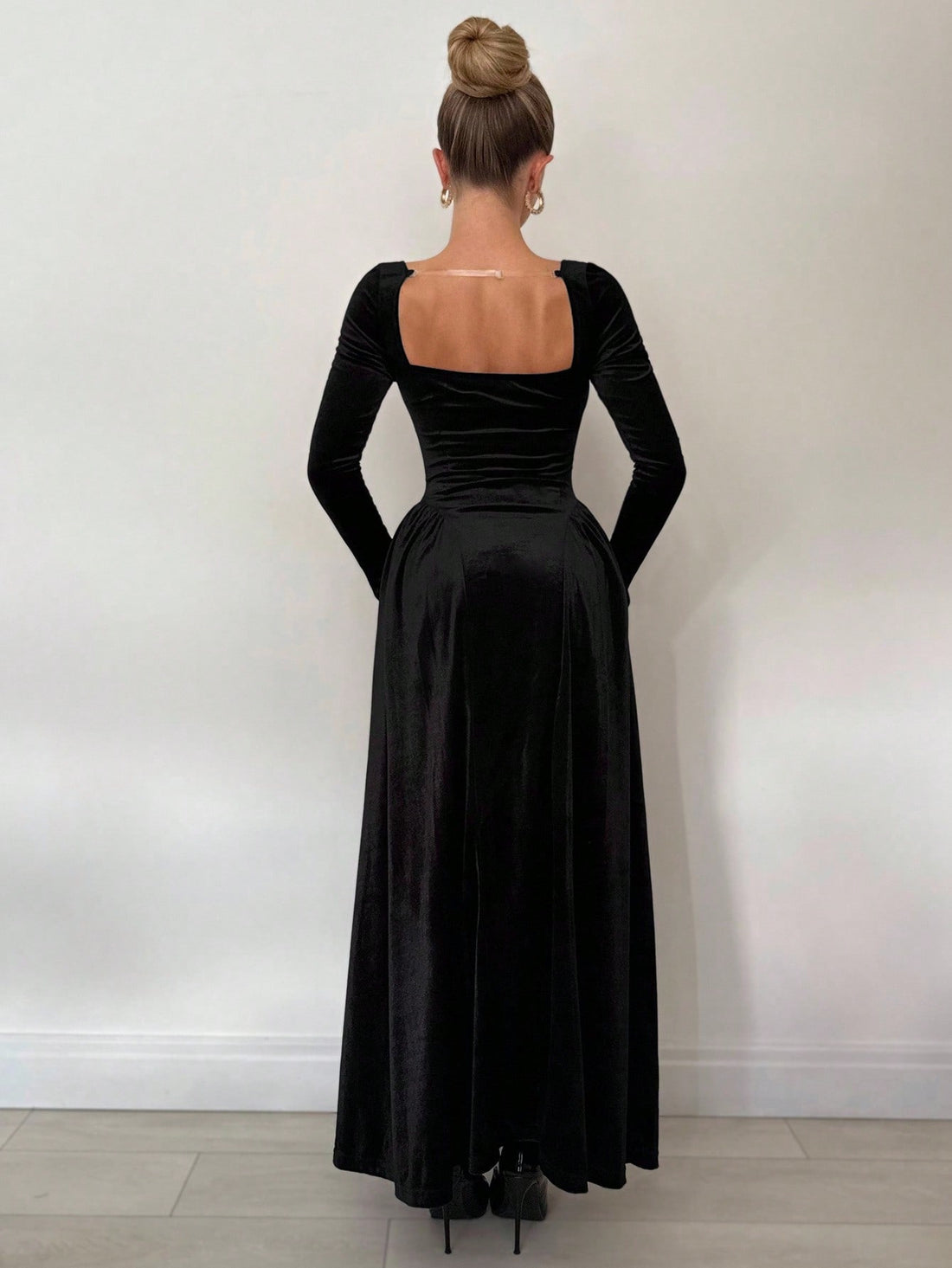 Step into timeless elegance with this stunning velvet dress that brings vintage charm to your winter wardrobe. The luxurious velvet fabric drapes beautifully, while the flared silhouette creates a flattering, graceful movement with every step. Long sleeves provide cozy warmth without sacrificing style, making it perfect for holiday gatherings, date nights, or whenever you want to feel effortlessly chic. This retro-inspired piece pairs beautifully with heels or boots and works as a show-stopping standalone s