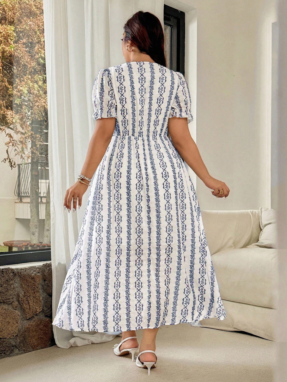 Step out in style with this Elegant Plus Size Puff Sleeve V-Neck Vintage Print Midi Dress! Perfect for spring, summer, and autumn adventures, its charming puff sleeves and flattering V-neck add a dash of vintage flair. The breezy midi length keeps things comfy while turning heads wherever you go. Embrace your curves with confidence and enjoy effortless elegance all season long!