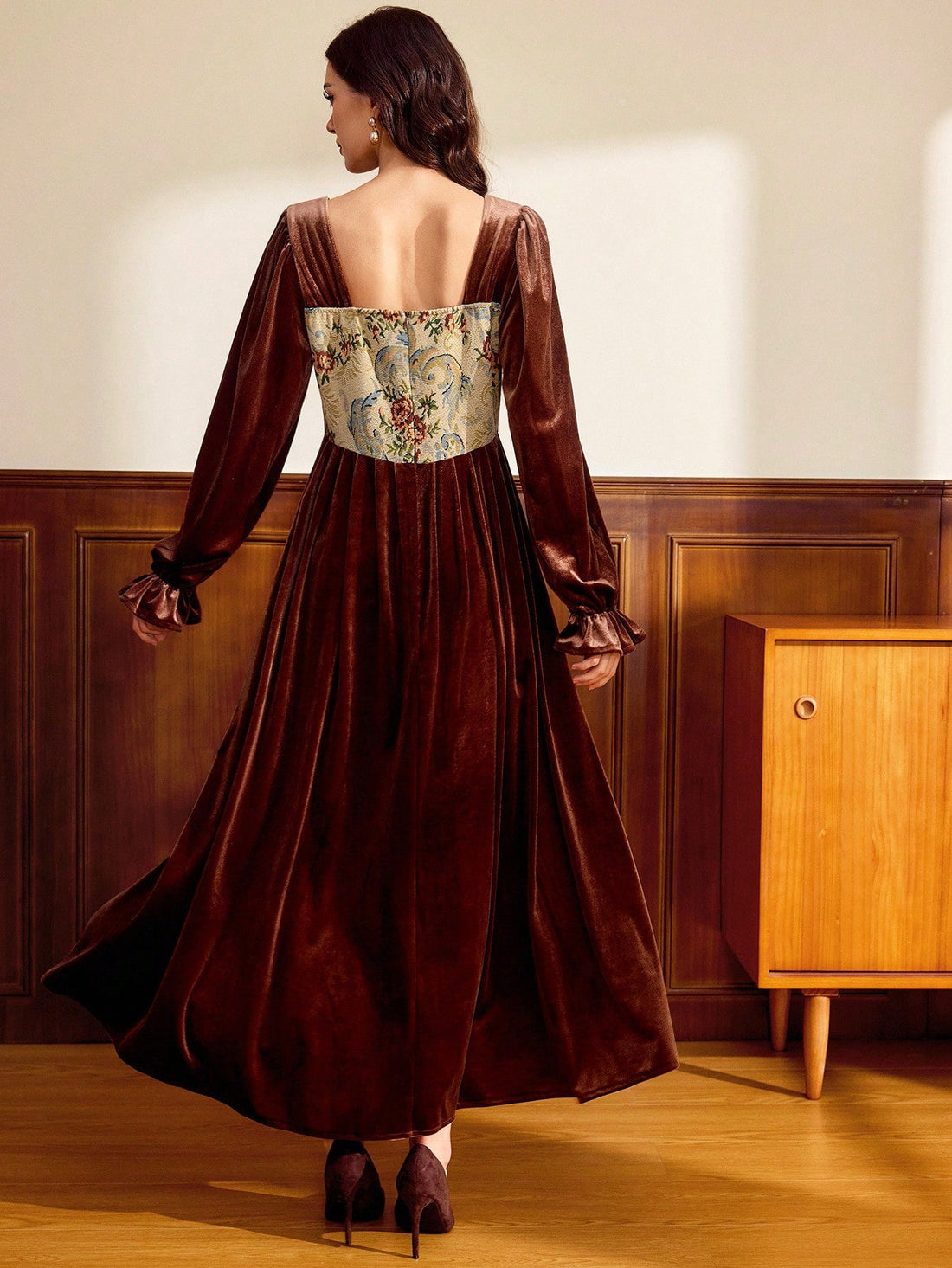 Step out in style with this Elegant Vintage Brown Velvet Patchwork Dress, perfect for embracing the cozy charm of autumn and winter. Its rich velvet texture and timeless patchwork design add a playful twist to classic fashion, making you the star of any gathering. Stay warm while turning heads—this dress is your go-to for effortless elegance all season long.