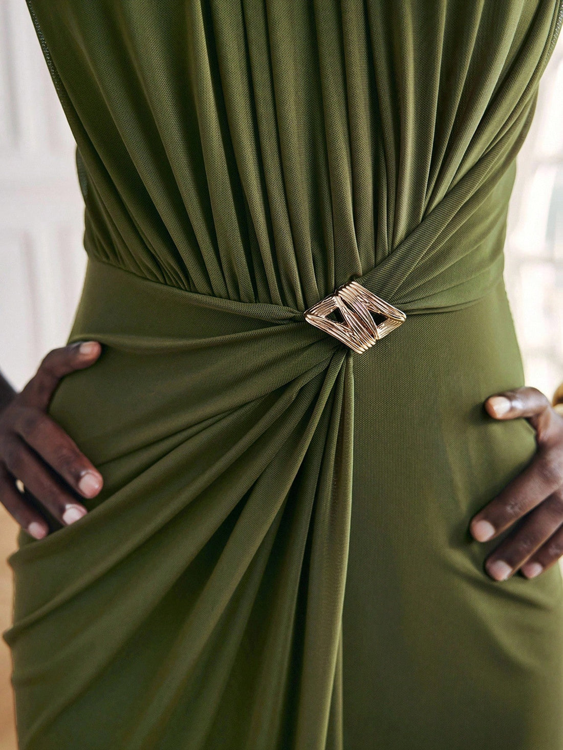 Turn heads with this playful olive green pleated dress designed to flatter your silhouette perfectly. Its fitted style and flowing pleats make it an ideal choice for autumn and winter weddings, embracing seasonal charm while keeping you stylish. Effortlessly elegant, this dress ensures you’ll dance through every celebration with confidence and joy.