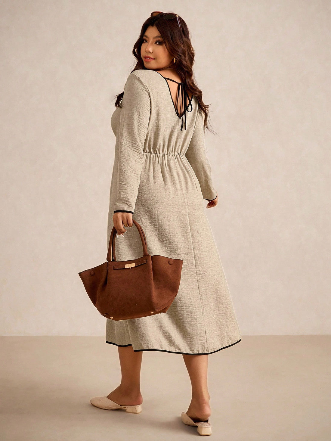 Step up your commuter game with this Elegant Plus Size Color Block Trim Waist Dress. Designed for comfort and style, its flattering color block trim accentuates your waist, giving you a chic silhouette that’s ready for anything—from office meetings to after-hours fun. Embrace effortless confidence and turn heads as you breeze through your day in playful sophistication.