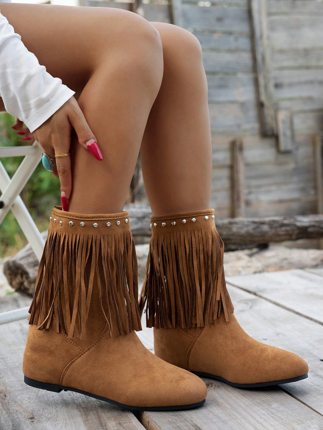 Step into style and comfort with these Chic Women’s Retro Round Toe Western Boots. Featuring playful rivet tassel accents, they bring a fun twist to classic Western design. Perfect for autumn and winter, their sturdy construction keeps you cozy while turning heads wherever you go. Whether you’re hitting the town or a casual outing, these boots add a charming retro vibe to any outfit.