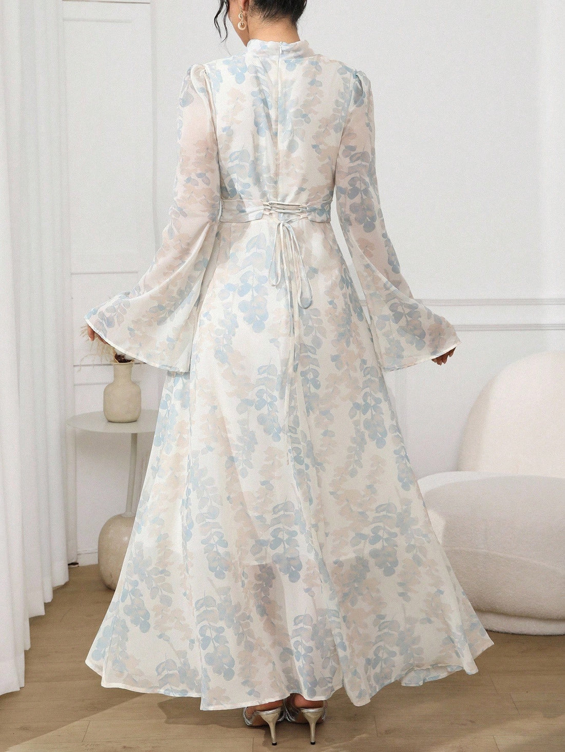 This charming dress brings autumn to life with its delicate floral print and playful flare sleeves. The waist-cinched design highlights your silhouette while offering a comfy fit for all-day wear. Perfect for brunches, strolls, or cozy gatherings, it’s your go-to for a touch of effortless elegance and fun this season.