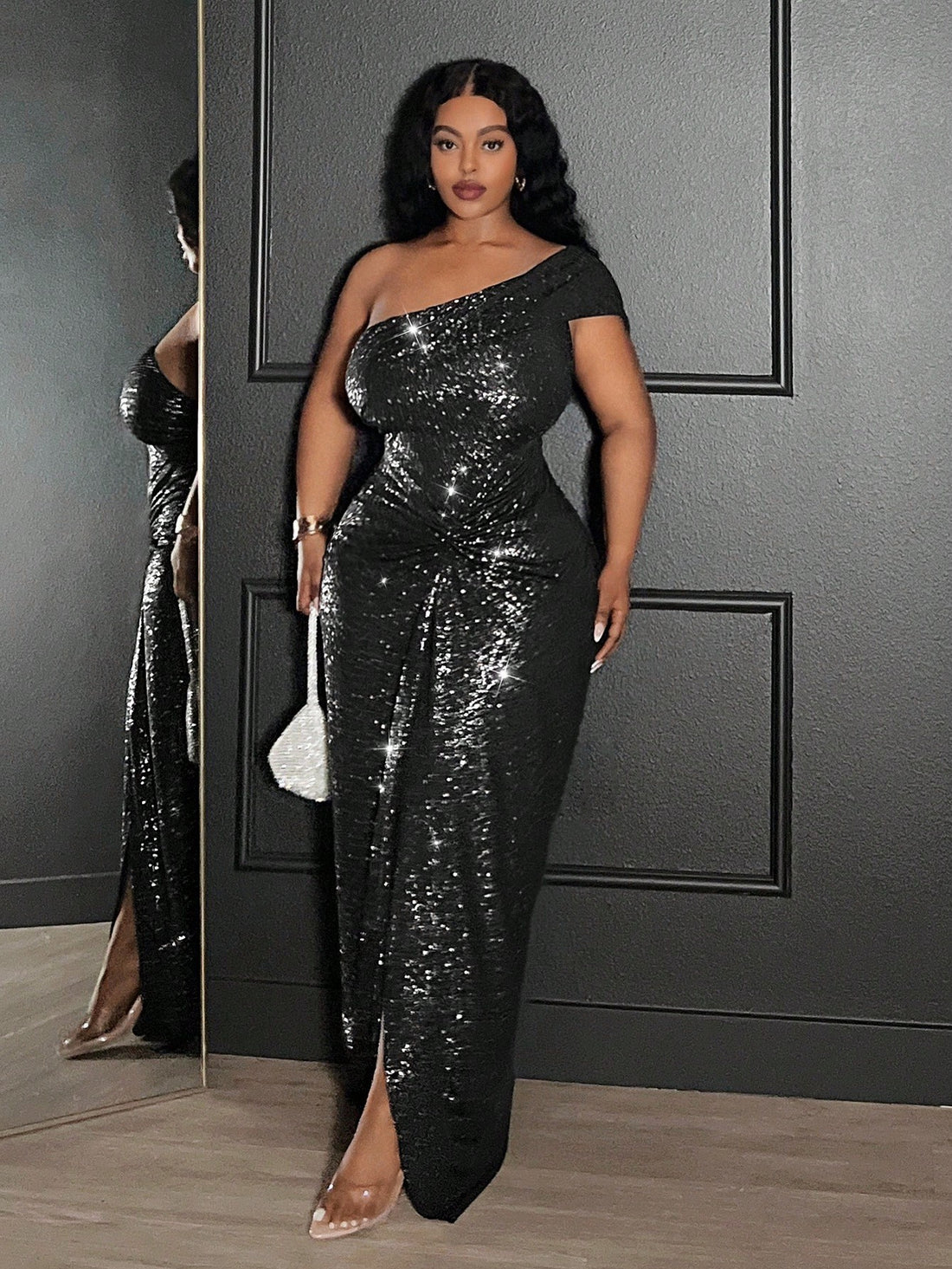 Make a stunning entrance with this Elegant Plus-Size One-Shoulder Black Maxi Dress. Featuring a daring slit and a chic twisted hem, it’s designed to keep you comfortable and confident on any party date. The one-shoulder style adds a flirty flair, making every move feel effortlessly glamorous. Perfect for those nights when you want to shine with ease and charm.