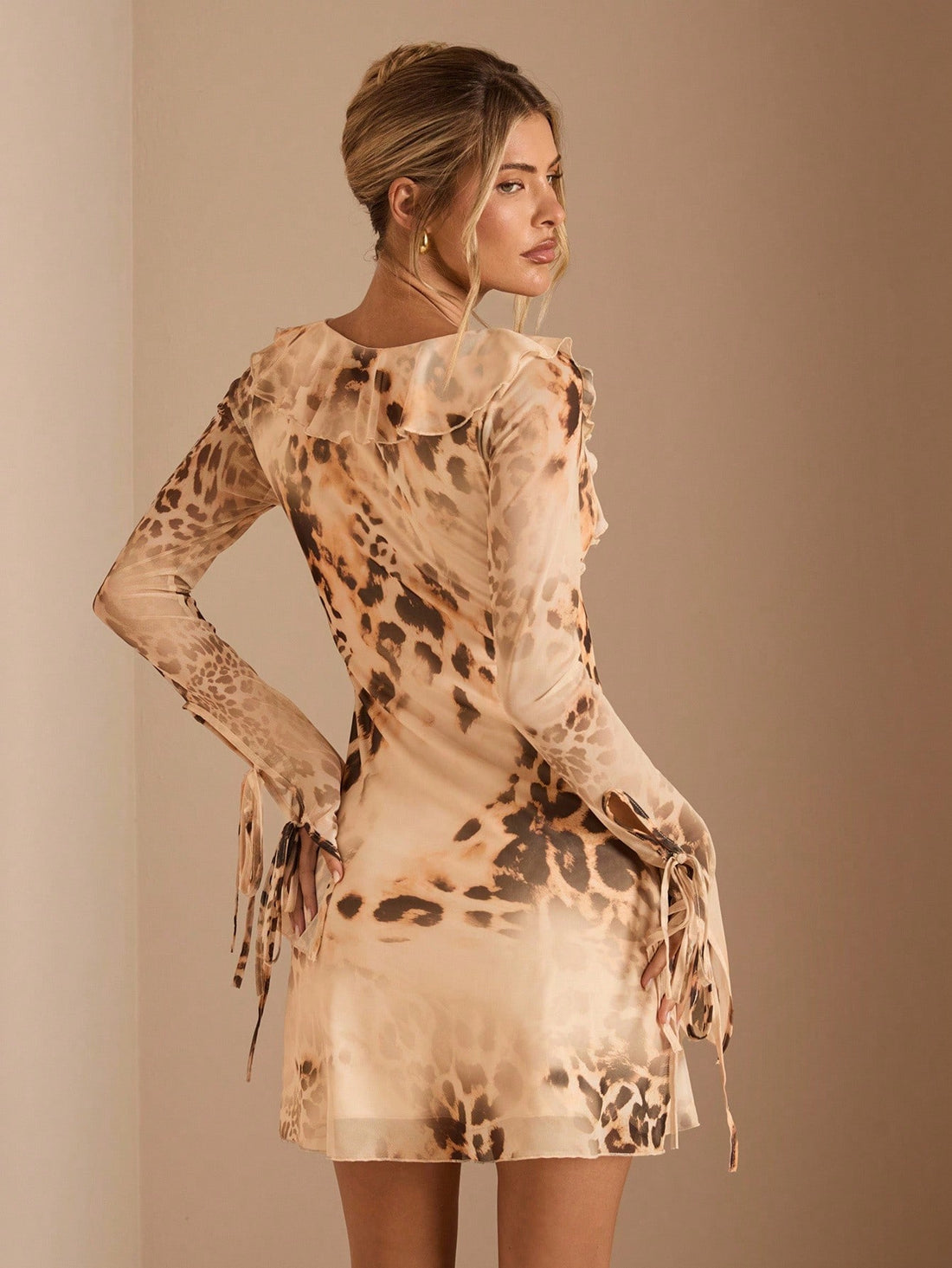 Unleash your wild side with this show-stopping leopard print dress! Featuring a chic tie-front detail and cozy long sleeves, it's your go-to piece for autumn gatherings and winter soirées. The bold animal print adds instant personality to any outfit, while the flattering silhouette keeps you feeling confident and fabulous. Whether you're heading to a party or a casual night out, this versatile dress proves that leopard print is always in style. Dress it up with heels or keep it casual with sneakers—either w