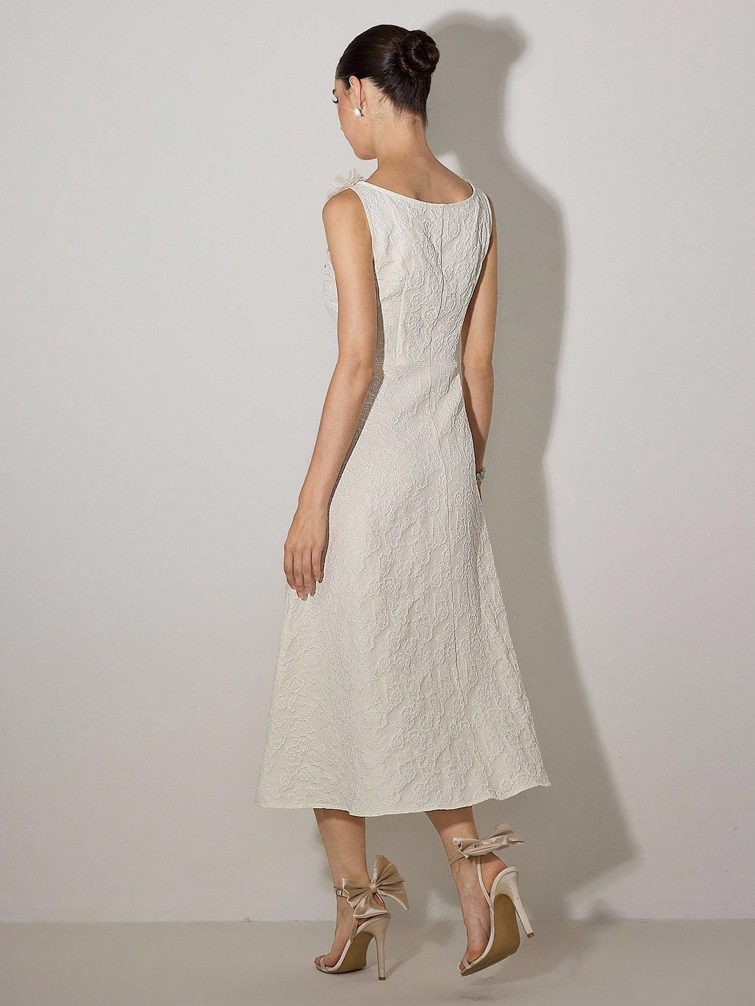 Slip into effortless elegance with this stunning sleeveless dress that's equal parts sophisticated and fun. The charming rose collar adds a touch of vintage-inspired flair, while the cinched waist creates a flattering silhouette that celebrates your curves. Crafted in a gorgeous apricot hue that's perfect for any season, this slim-fit design transitions seamlessly from brunch dates to evening gatherings. Whether you're dressing up or keeping it casual, this versatile piece is your new go-to for looking poli