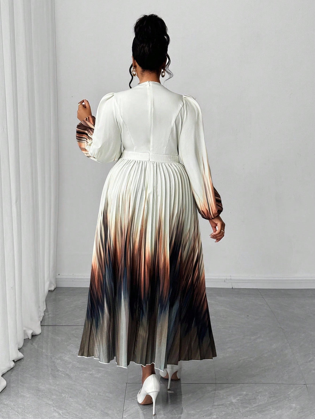 Turn heads effortlessly in this Elegant Plus Size Ombre Bodycon Midi Dress. Featuring a flattering V-neck, long sleeves, and a chic pleated design, it blends comfort with style perfectly. The ombre gradient adds a fun twist, making it an ideal choice for casual parties where you want to shine without overdoing it. Slip into this dress and let your confidence do the talking!