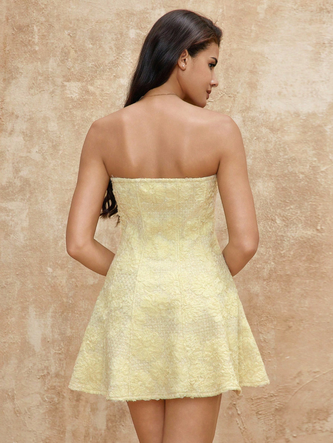 Step into autumn’s spotlight with this High-End Elegant Light Yellow Tweed Jacquard Mini Dress. Its charming tweed texture and delicate jacquard pattern bring a sophisticated twist to your fall wardrobe, while the mini length keeps things fun and flirty. Perfect for celebrations or cozy events, this dress makes every moment feel like a stylish occasion. Embrace the season with playful elegance!