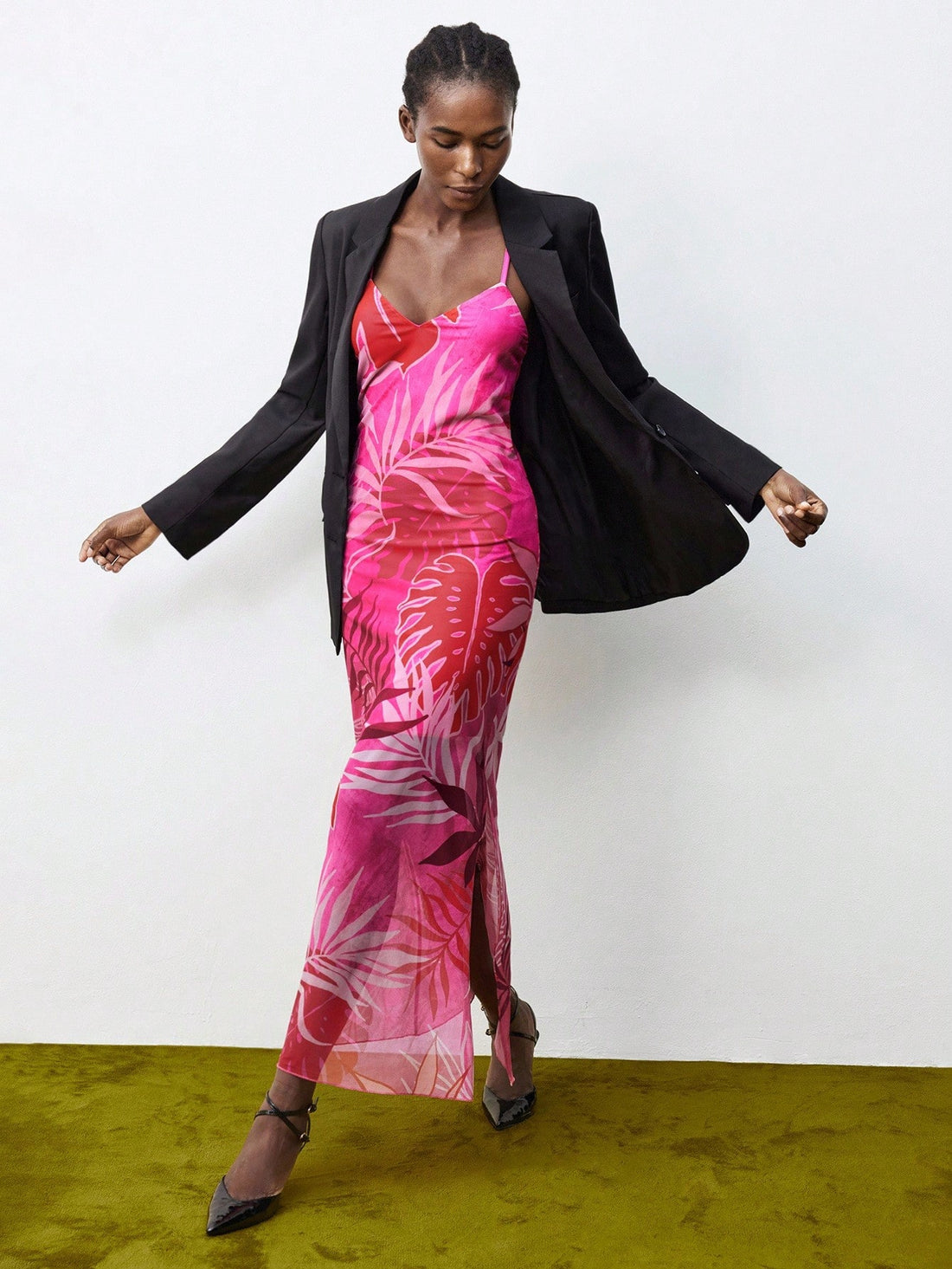 Step into the spotlight with this elegant V-neck sleeveless dress featuring a breezy backless design and charming floral print. Perfect for autumn parties or beach outings, it combines comfort and style effortlessly. The lightweight fabric and flattering cut keep you feeling playful and confident, whether you’re dancing under the stars or strolling seaside. Make every moment a celebration in this must-have seasonal favorite!