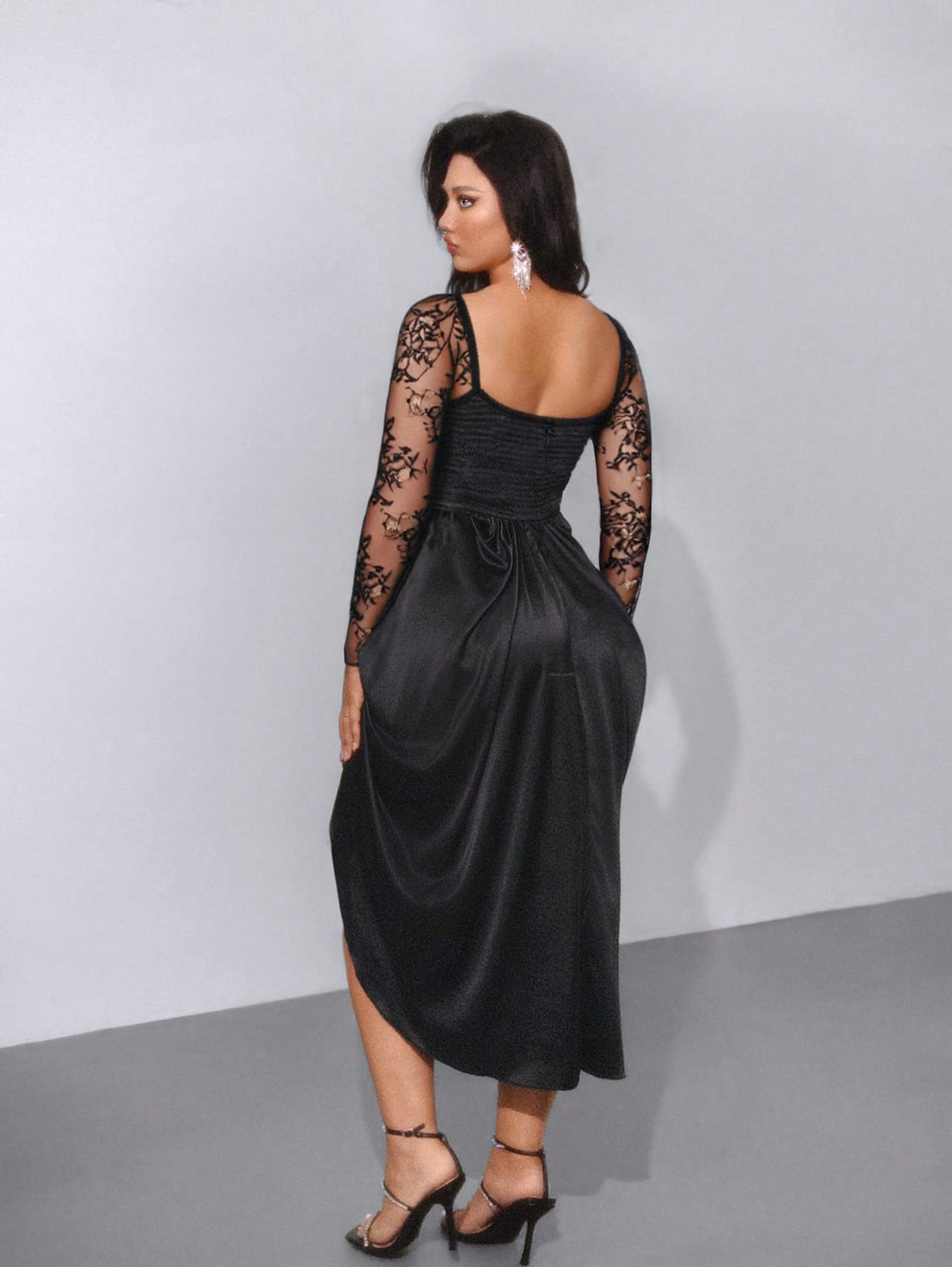 Step into the spotlight with this playful plus size black midi dress, designed to charm with a plunging neckline and delicate lace ruffle details. Perfect for vintage-inspired parties, it combines elegance with a flirty twist, making you feel confident and effortlessly stylish all night long.