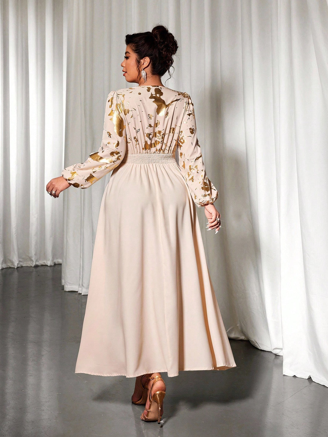 Step out in style with this Elegant Plus Size Long Sleeve Dress, featuring a stunning gold foil print that adds a touch of sparkle to your look. The cinched waist beautifully defines your silhouette while keeping comfort in mind. Perfect for turning heads at any event, this dress blends elegance with fun flair effortlessly.
