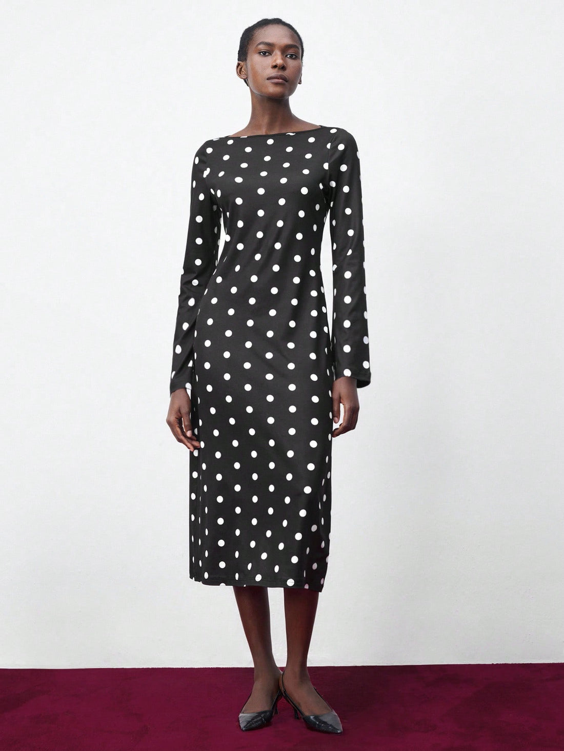 Step out in style with this playful flared midi dress designed for effortless chic. Featuring a flattering belt to cinch your waist and handy pockets to keep essentials close, it combines fashion and function. Perfect for casual days or brunch with friends, this dress adds a fun, flirty vibe to your wardrobe.