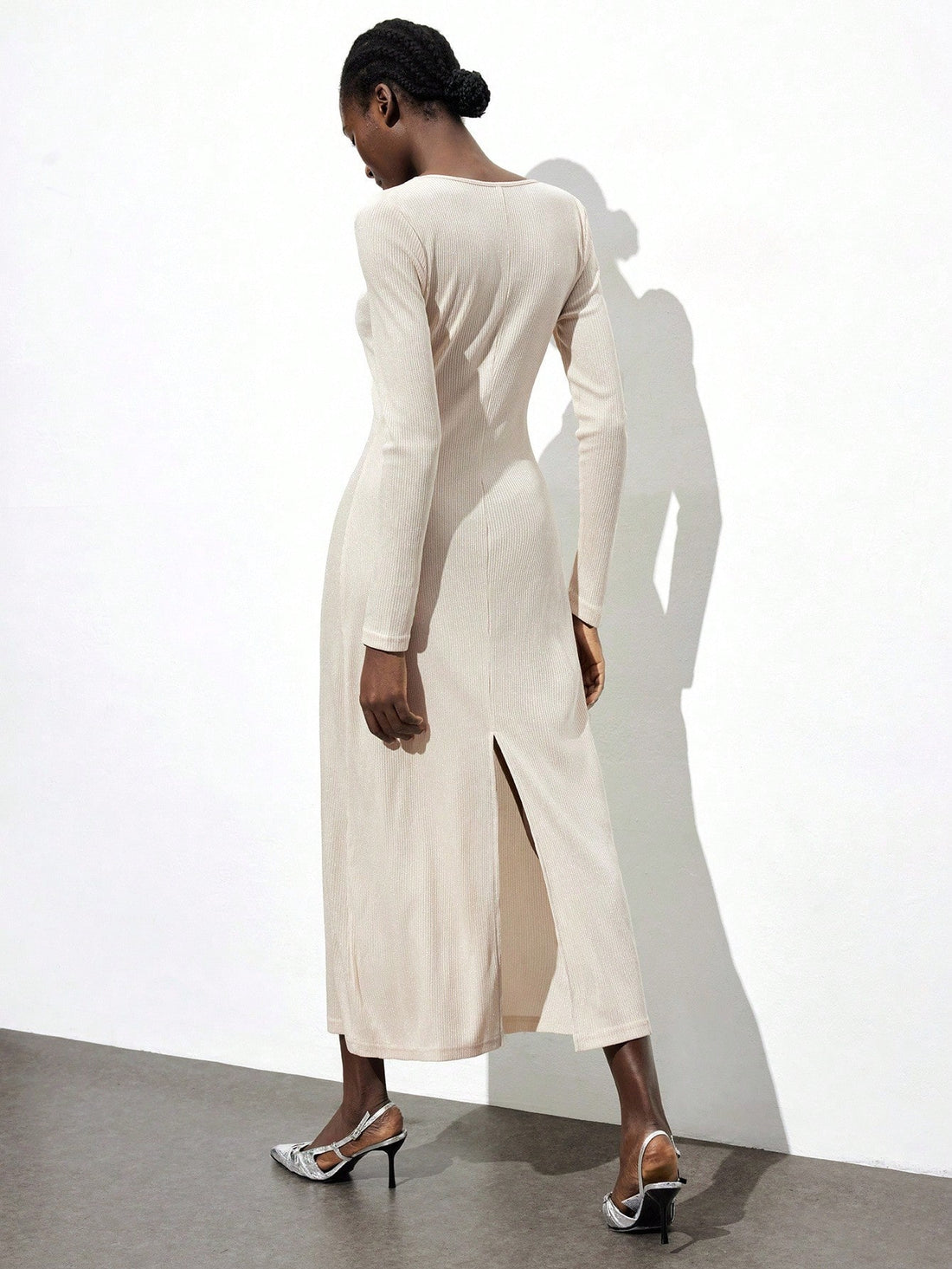 Step into sunny days with this elegant vintage-inspired floral maxi dress. Its flowing silhouette and charming floral pattern make it perfect for easy, breezy summer style. Whether you're strolling through a garden or dancing at a picnic, this dress brings effortless grace and a playful touch to your warm-weather wardrobe.