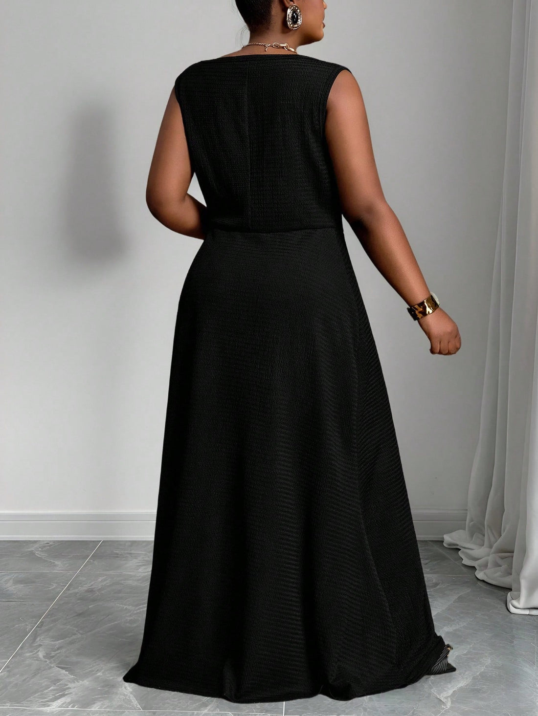 Step into effortless style with this Elegant Black Fishtail Skirt Dress. Perfect for casual spring and summer days, its flirty fishtail hem adds playful movement, while sleek metal buckle details give a cool, modern twist. Whether you’re out for brunch or a stroll, this dress brings comfort and charm with every step.