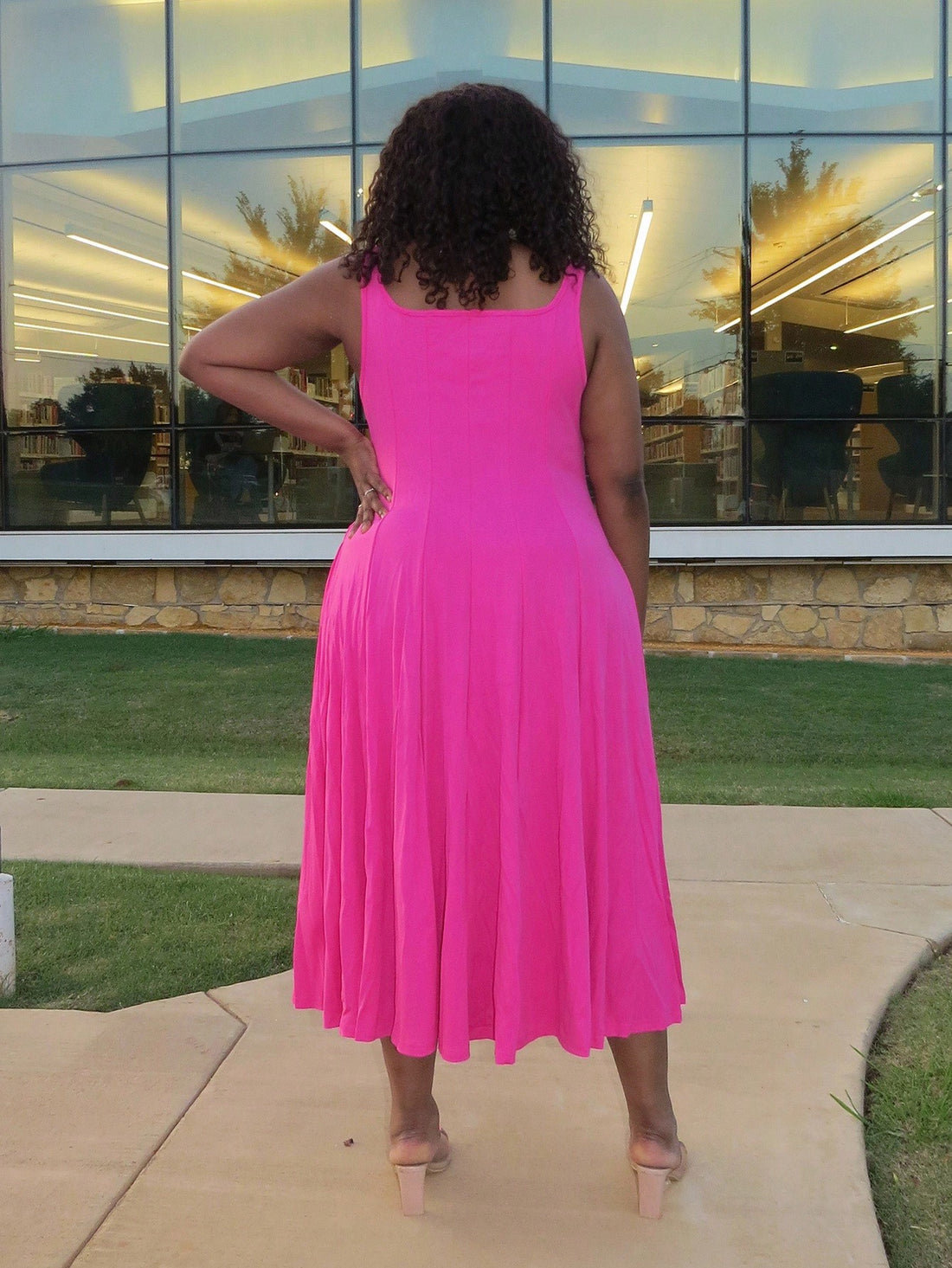 Embrace the season in style with this chic sleeveless fall dress, thoughtfully designed for pear-shaped figures. The solid color palette pairs effortlessly with your favorite accessories, while the relaxed silhouette flatters your natural curves without clinging. Perfect for transitioning from summer to autumn, this plus-size essential works beautifully for casual outings, weekend brunches, or laid-back gatherings. Layer it with a cozy cardigan or lightweight jacket when temperatures drop. Comfort meets ele