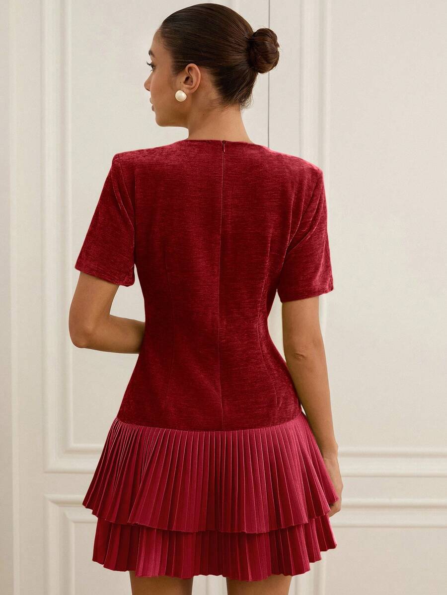 Discover the perfect blend of sophistication and fun with our Elegant Patchwork Pleated Dress. This stunning piece features a charming patchwork design that adds visual interest and personality to your wardrobe. The pleated detailing creates beautiful movement and dimension, while the slim fit flatters your silhouette for a polished look. Whether you're heading to brunch, a casual date, or weekend adventures, this dress effortlessly transitions from day to night. Mix timeless elegance with playful style—bec