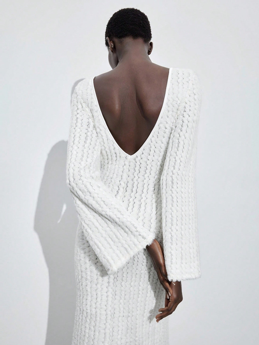 Turn heads this season with our Chic Backless Flare Sleeve Fitted Dress! Perfect for autumn and winter, its playful flare sleeves add a fun twist while the backless design keeps things flirty and fresh. The fitted silhouette hugs your curves just right, making it your go-to for stylish nights out or casual gatherings. Cozy meets chic—get ready to dazzle in cool-weather fashion!