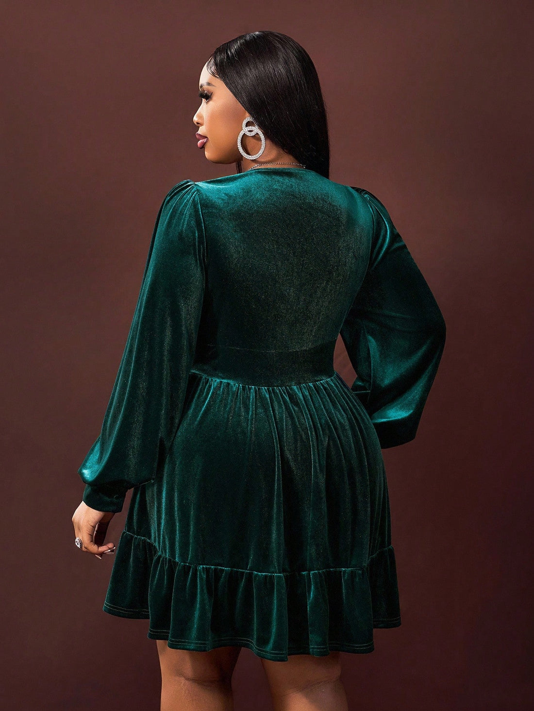 Step out in style this autumn and winter with our Elegant Plus Size Dark Green A-Line Dress. Designed to flatter your figure, its rich green hue brings charm to weddings, concerts, and parties alike. The flowing A-line silhouette offers comfort and grace, making every occasion feel special. Embrace the season with a dress that’s as fun as you are!