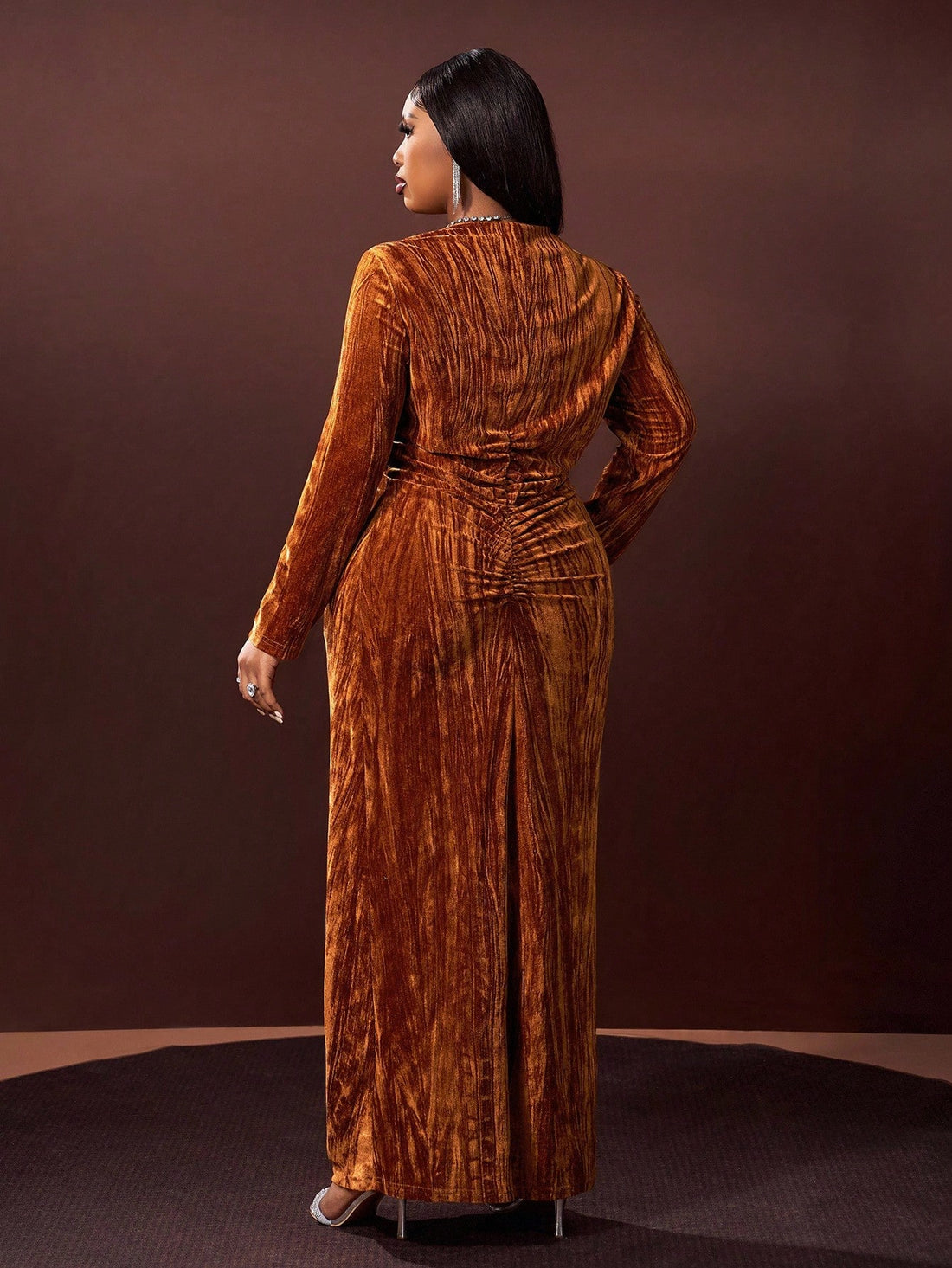 Wrap yourself in rich warmth and timeless charm with this elegant plus size brown velvet maxi dress. The deep V-neck adds a flirty touch perfect for parties and special occasions, while the flowing velvet fabric ensures you’ll feel as fabulous as you look. Dance, twirl, and make unforgettable memories in a dress designed to celebrate your curves with style and confidence.