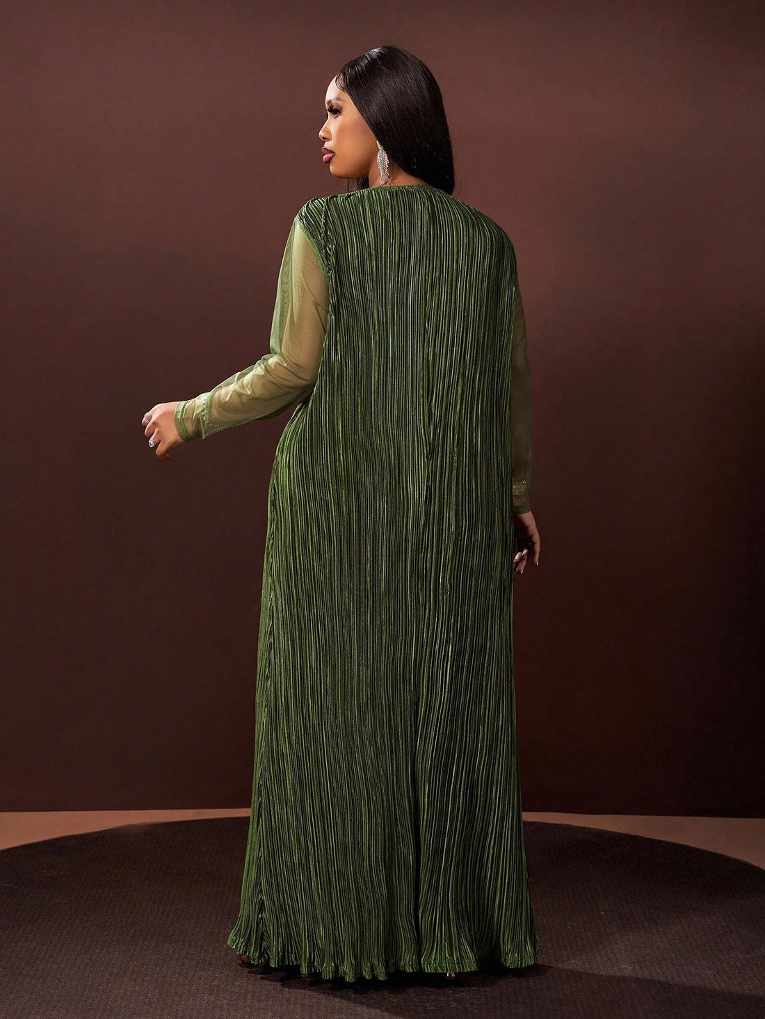 Step out in style and comfort with this Elegant Plus Size Green Mesh Splice Maxi Dress. Its flowing design and mesh accents add a touch of whimsy, perfect for autumn and winter events. Embrace cozy sophistication while feeling fabulous in every twirl.
