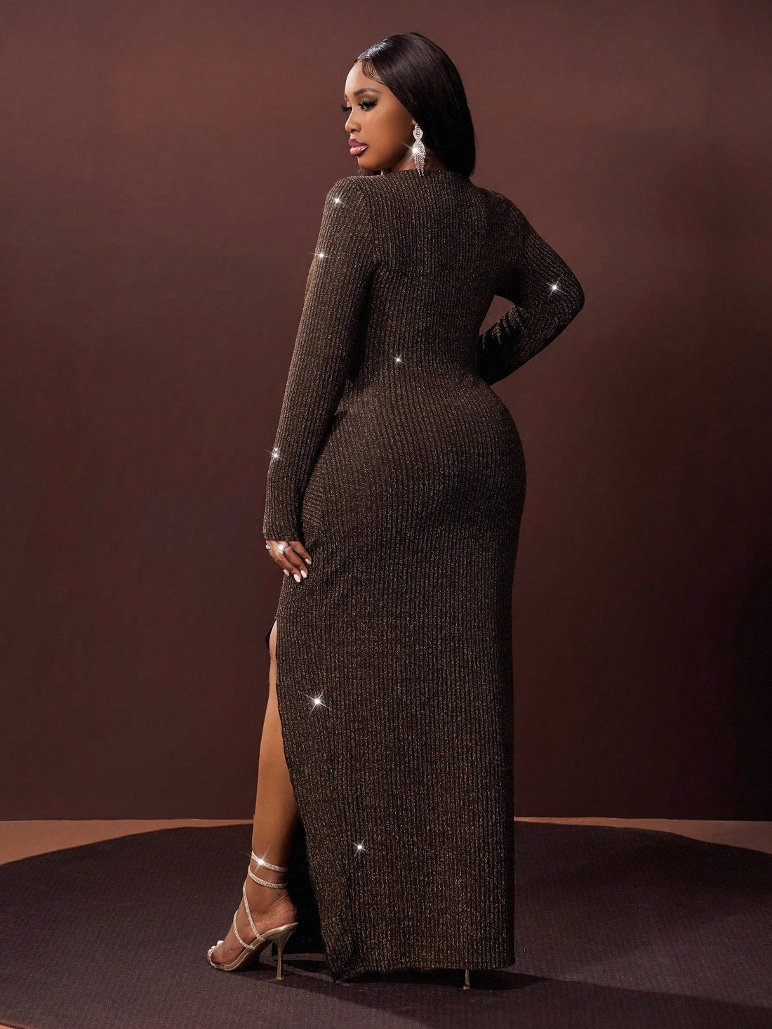 Step into the spotlight with this Elegant Plus Size Maxi Dress, perfect for autumn and winter parties. Featuring long sleeves and a high slit, it offers a flirty mix of coverage and allure. The glamorous details add a touch of sparkle, making every turn a showstopper. Celebrate in style and comfort while embracing your curves with this stunning dress designed to make you shine all season long!