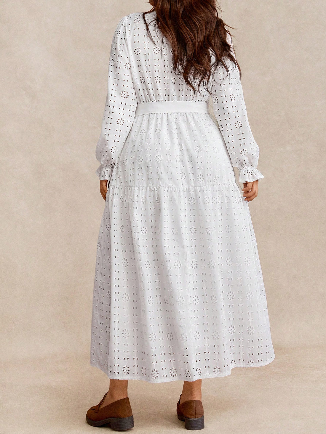 Embrace your curves in this stunning plus-size maxi dress that's equal parts cozy and chic! Featuring delicate embroidered details that add a touch of elegance, this autumn and winter essential brings casual country vibes to your wardrobe. The flowing silhouette flatters every figure while keeping you comfortable through the season. Perfect for everything from weekend getaways to laid-back gatherings, this dress proves that style has no size limit. Layer it with your favorite boots and a denim jacket for ef
