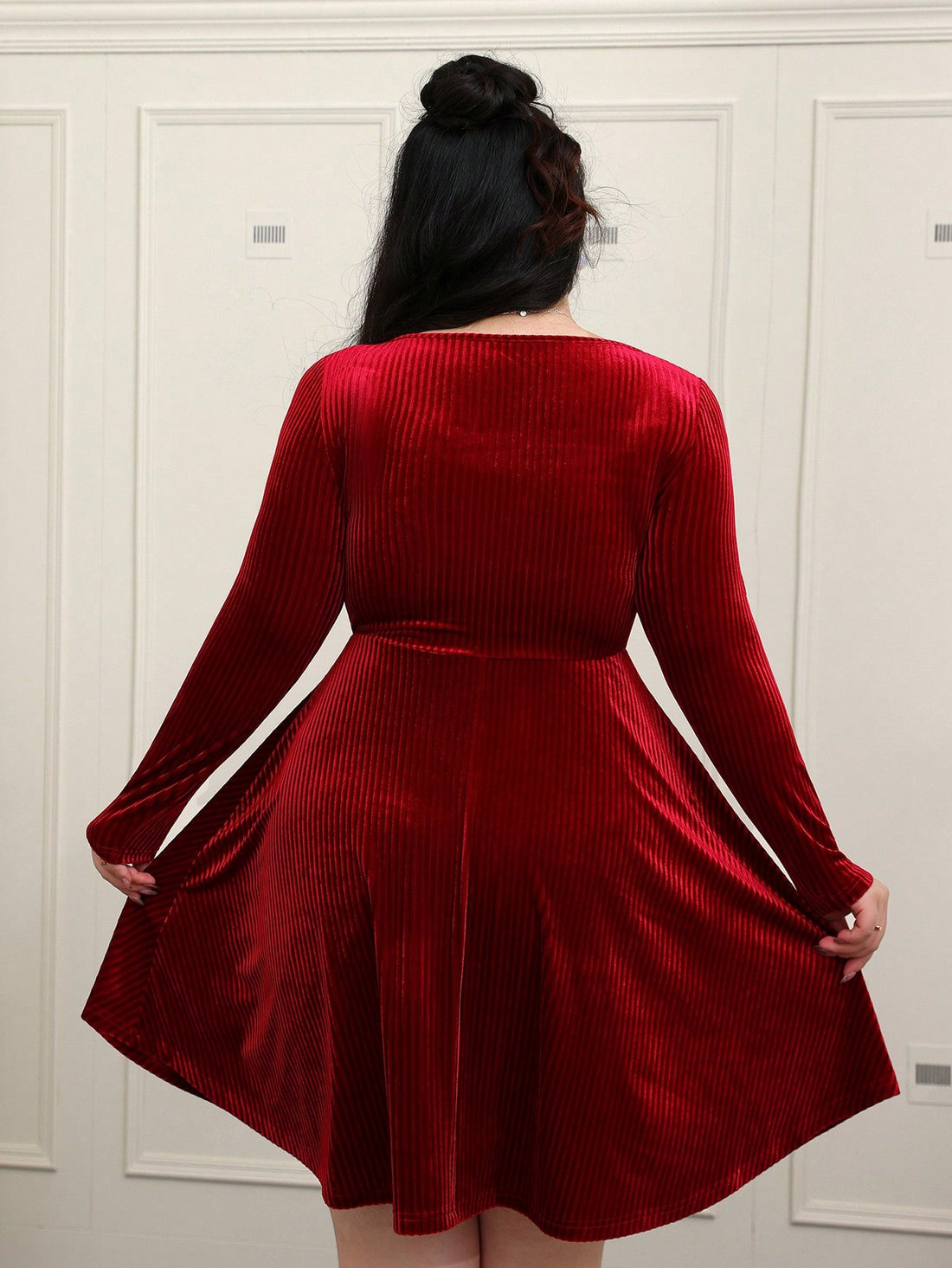 Elevate your party wardrobe with this fabulous plus-size striped A-line dress! The flattering V-neckline and graceful silhouette create a stunning silhouette perfect for autumn and winter celebrations. Classic stripes add visual interest while the A-line cut provides comfortable movement and confidence. Whether you're heading to a banquet or festive gathering, this versatile piece delivers effortless elegance with a touch of fun. Dress it up with heels and statement jewelry for an unforgettable entrance!