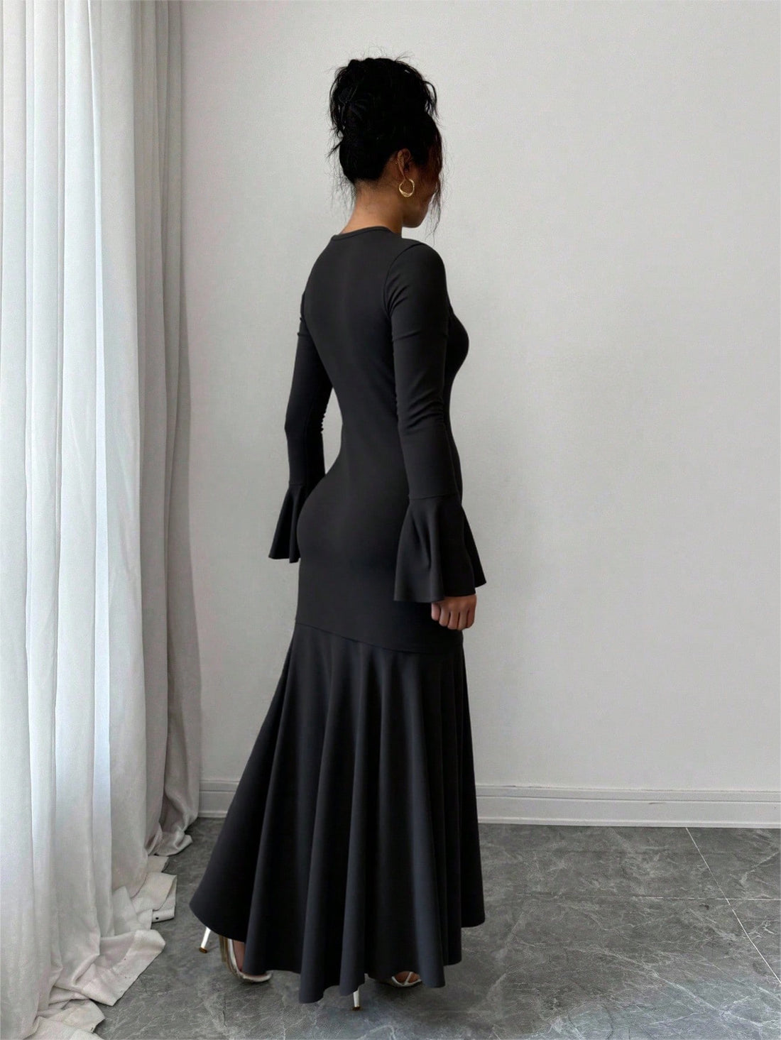 Dive into elegance with this show-stopping mermaid hem dress that hugs your curves in all the right ways! The stretchy fabric moves with you, while delicate ruffle sleeves add a touch of whimsy and romance. Perfect for autumn and winter gatherings, this stunner transitions effortlessly from casual brunches to evening events. The flattering mermaid silhouette creates an enchanting, feminine look that turns heads wherever you go. Slip into sophistication and let your style make waves!