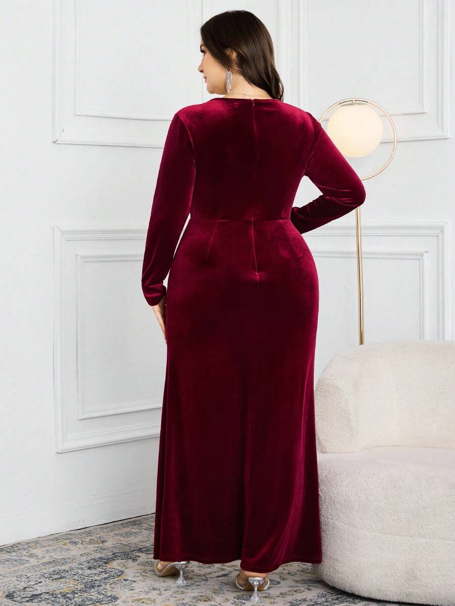 Make a statement in this stunning plus-size maxi dress that's all about glamour and confidence! The plunging V-neckline and shimmering rhinestone embellishments catch the light beautifully, while the daring high slit adds just the right amount of sass. Perfect for parties, special events, or whenever you want to feel absolutely fabulous. Slip into elegance and let your personality shine as bright as those sparkles!