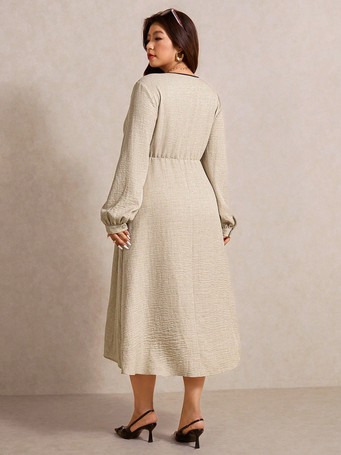 Effortlessly chic and oh-so-comfortable, this plus-size dress is your new commute companion. The long sleeves keep things polished while the cinched waist flatters your silhouette with a touch of definition. Perfect for the office, coffee runs, or casual outings—this versatile piece transitions seamlessly from day to night. Slip it on and feel confident, comfortable, and ready to take on whatever comes your way!