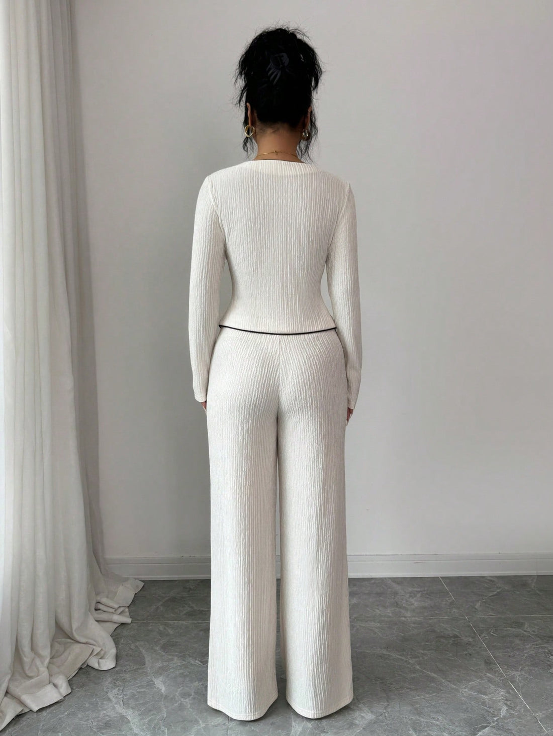 Elevate your cold-weather wardrobe with this chic 2-piece set that's giving sophisticated edge. The sharp square collar adds instant polish, while the waist-cinching design flatters your silhouette beautifully. Contrast trim details bring visual interest and that coveted designer touch. Perfect for layering through autumn and winter, this set transitions effortlessly from casual coffee runs to evening plans. Mix, match, or wear together—either way, you're serving looks that turn heads.