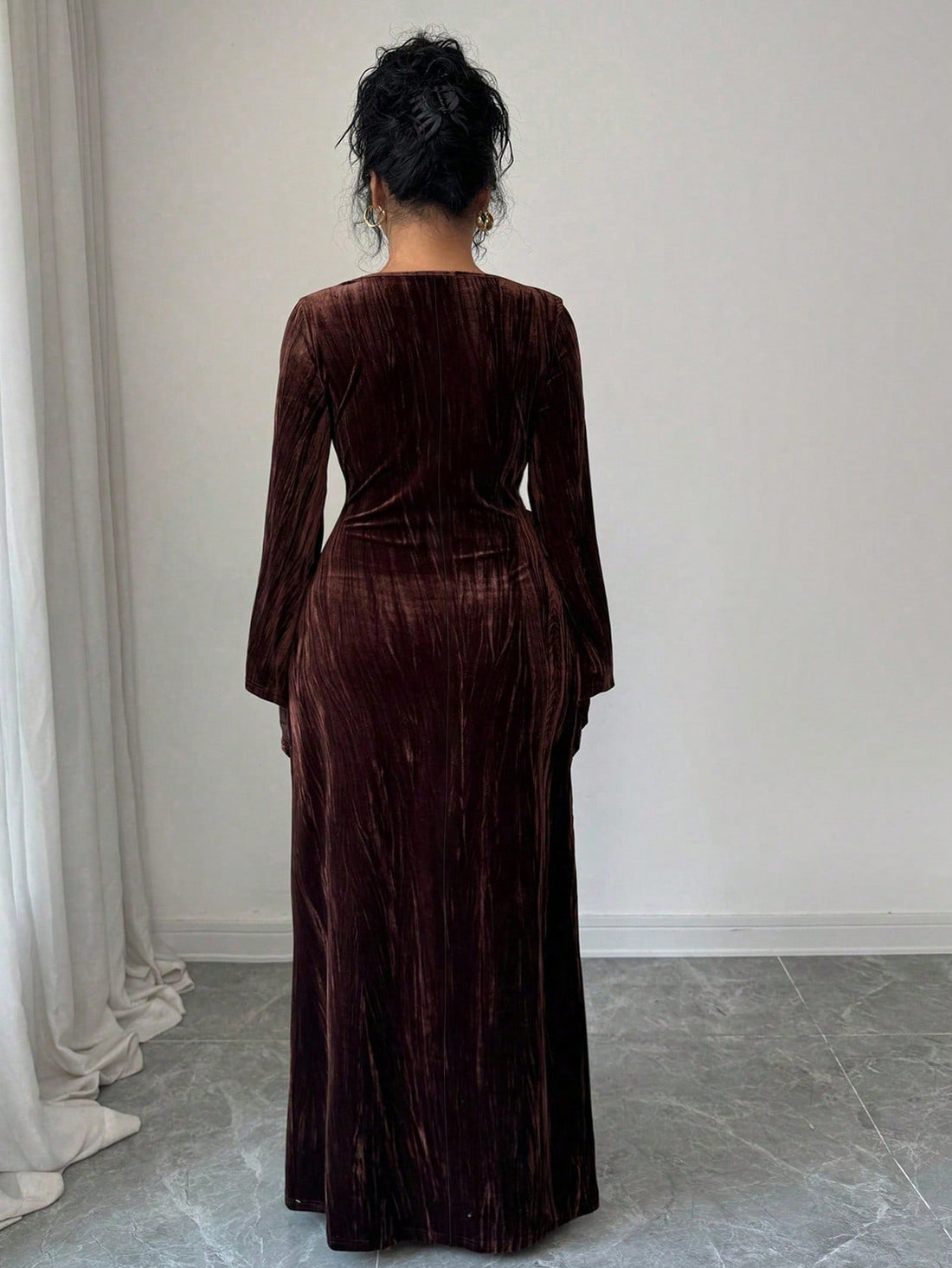 Step into sophistication with this stunning coffee velvet midi dress that effortlessly blends vintage charm with modern flair. The luxuriously soft velvet fabric drapes beautifully while the asymmetrical flare sleeves add an unexpected twist of elegance and movement. Perfect for autumn and winter gatherings, this dress transitions seamlessly from casual brunches to evening events. The rich coffee tone flatters all skin tones and pairs beautifully with your favorite boots or heels. Timeless, versatile, and u