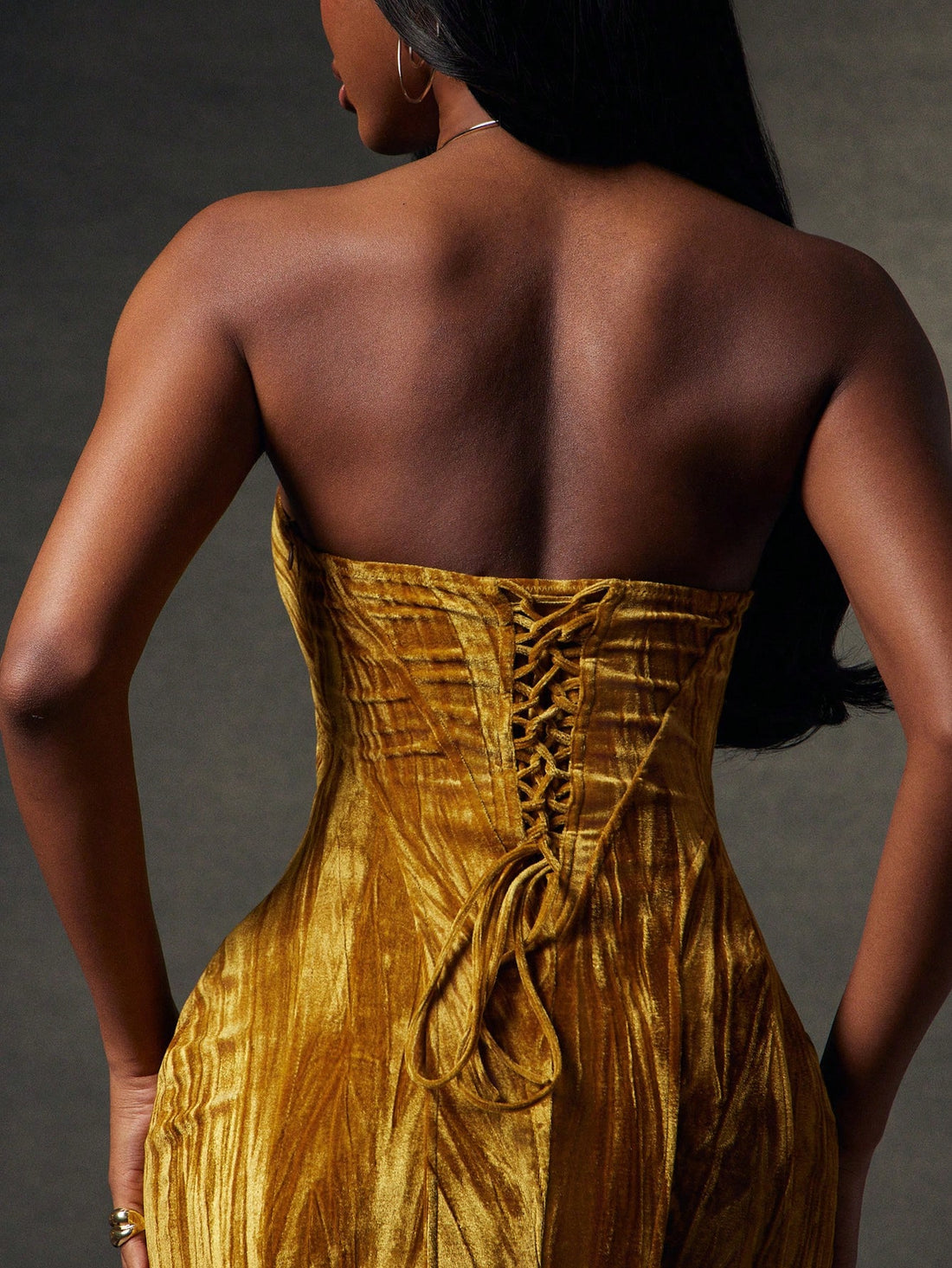 Slip into pure elegance with this stunning halter neck bodycon velvet dress—your new go-to for holiday parties and winter celebrations. The luxurious velvet fabric drapes beautifully while the fitted silhouette flatters every curve, and the chic halter neckline adds a touch of sophisticated flair. Perfect midi length for dancing the night away without missing a beat. Whether you're heading to a festive gathering or ringing in the season in style, this dress delivers that wow-factor moment. Velvet never goes