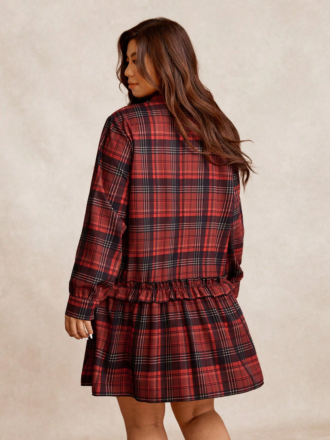 Embrace timeless elegance with this enchanting plaid dress that whispers French romance at every turn. The delicate ruffle detailing and charming bowknot neckline create an irresistibly feminine silhouette perfect for autumn and winter adventures. Whether you're commuting through the city or enjoying a cozy weekend, this vintage-inspired piece effortlessly transitions from day to night. The classic plaid pattern adds a touch of nostalgic charm while remaining utterly modern and versatile. Dress it up with h