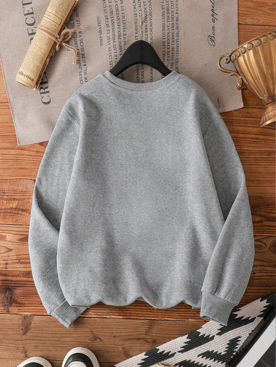 Effortless style meets comfort in this laid-back long sleeve top. The clean round neckline and relaxed fit make it your go-to piece for everything from coffee runs to casual hangouts. Layer it, dress it up with accessories, or keep it simple—this minimalist essential plays well with everything in your closet. Perfect for those days when you want to look put-together without trying too hard.