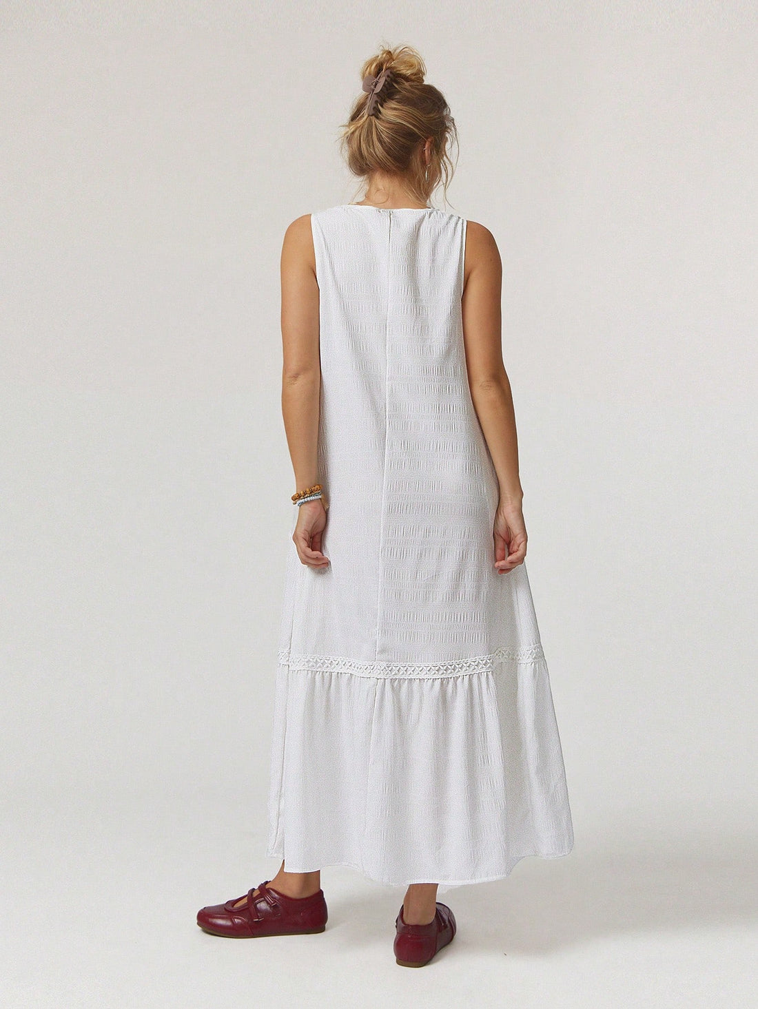 Escape to your own paradise in this effortless white summer dress that's basically a vacation in fabric form. The flowy, loose silhouette moves with you (not against you), while hidden pockets solve the eternal question of where to stash your sunglasses and snacks. Perfect for beach days, garden parties, or that spontaneous adventure you've been dreaming about. Boho vibes, zero fuss, maximum comfort—because looking good shouldn't feel like work.