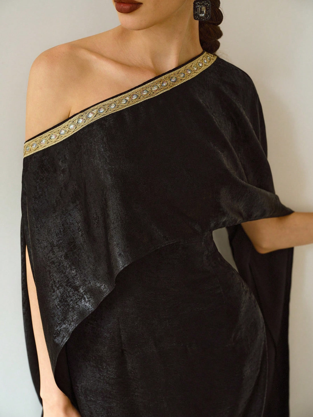 Elevate your formal wardrobe with this sophisticated long dress, designed for those who appreciate refined elegance. The asymmetrical neckline creates a striking silhouette while the delicate ribbon detail adds a touch of understated luxury. A cinched waist flatters your figure and defines your shape beautifully. Perfect for upscale events, galas, and banquets, this dress combines contemporary design with timeless appeal. The flowing length and expert tailoring ensure you'll feel confident and poised throug