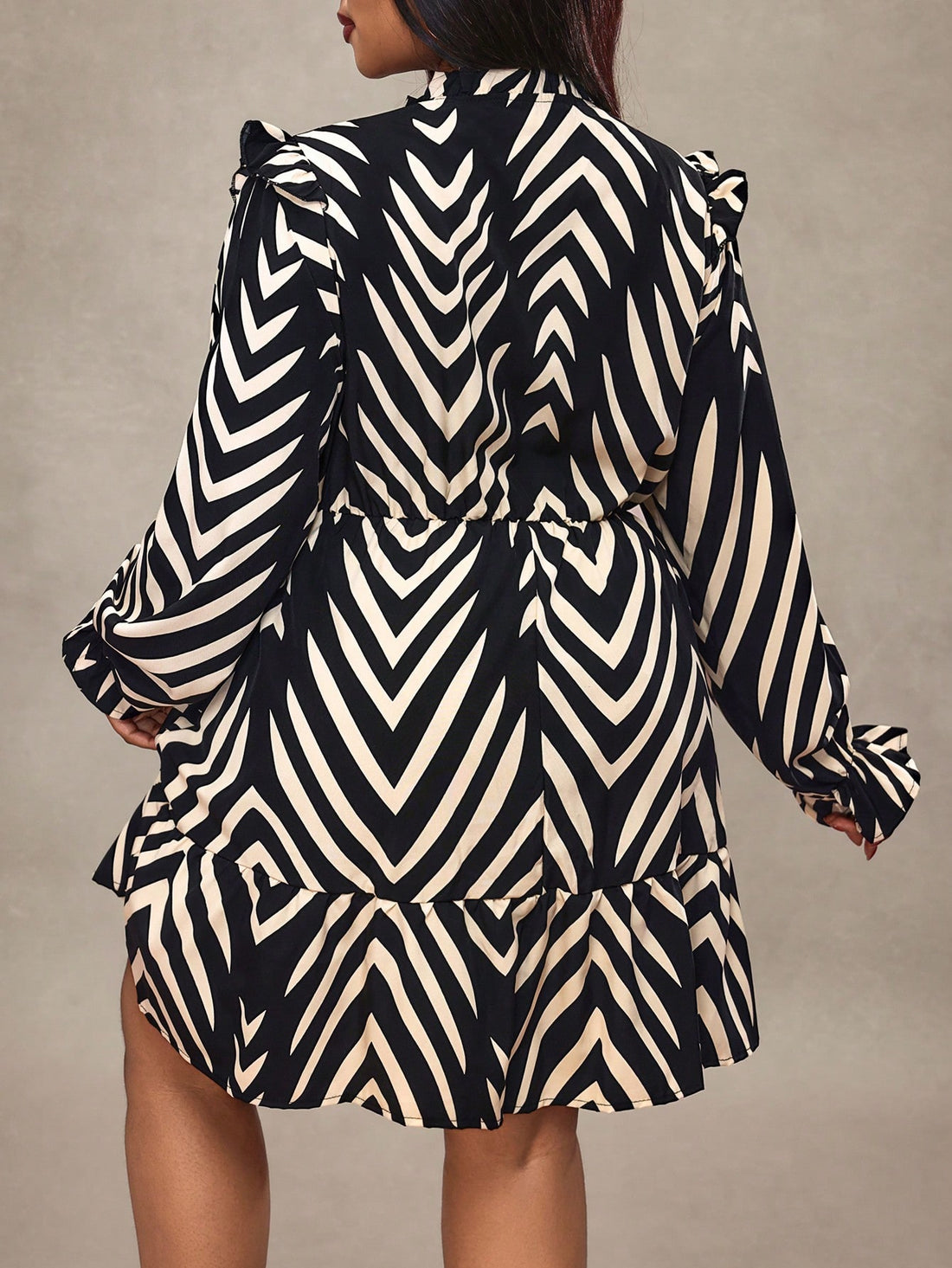 Embrace your curves with confidence in this fabulous A-line dress designed specifically for pear-shaped figures! The flowing silhouette skims over your hips while the fitted bodice highlights your upper half beautifully. Long sleeves add sophistication and versatility, while the eye-catching geometric print brings modern flair to any occasion. Available in generous plus sizes, this dress celebrates your shape with style and comfort. Perfect for work, weekend outings, or special events—because looking good s