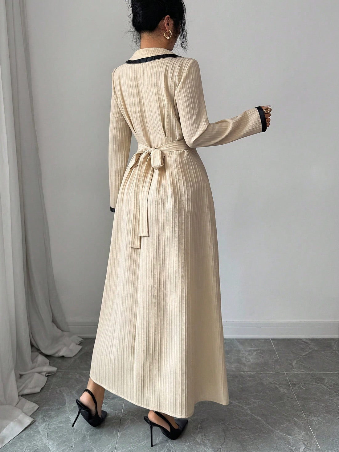 Elevate your seasonal wardrobe with this sophisticated light brown woven dress, designed for those who appreciate refined elegance. The structured lapel collar adds a polished, tailored dimension, while the flowing long silhouette flatters various body types and occasions. Crafted from quality woven fabric, this piece transitions seamlessly from autumn gatherings to winter events, offering versatility without compromising on style. Perfect for layering with jackets or wearing standalone, it's a timeless inv