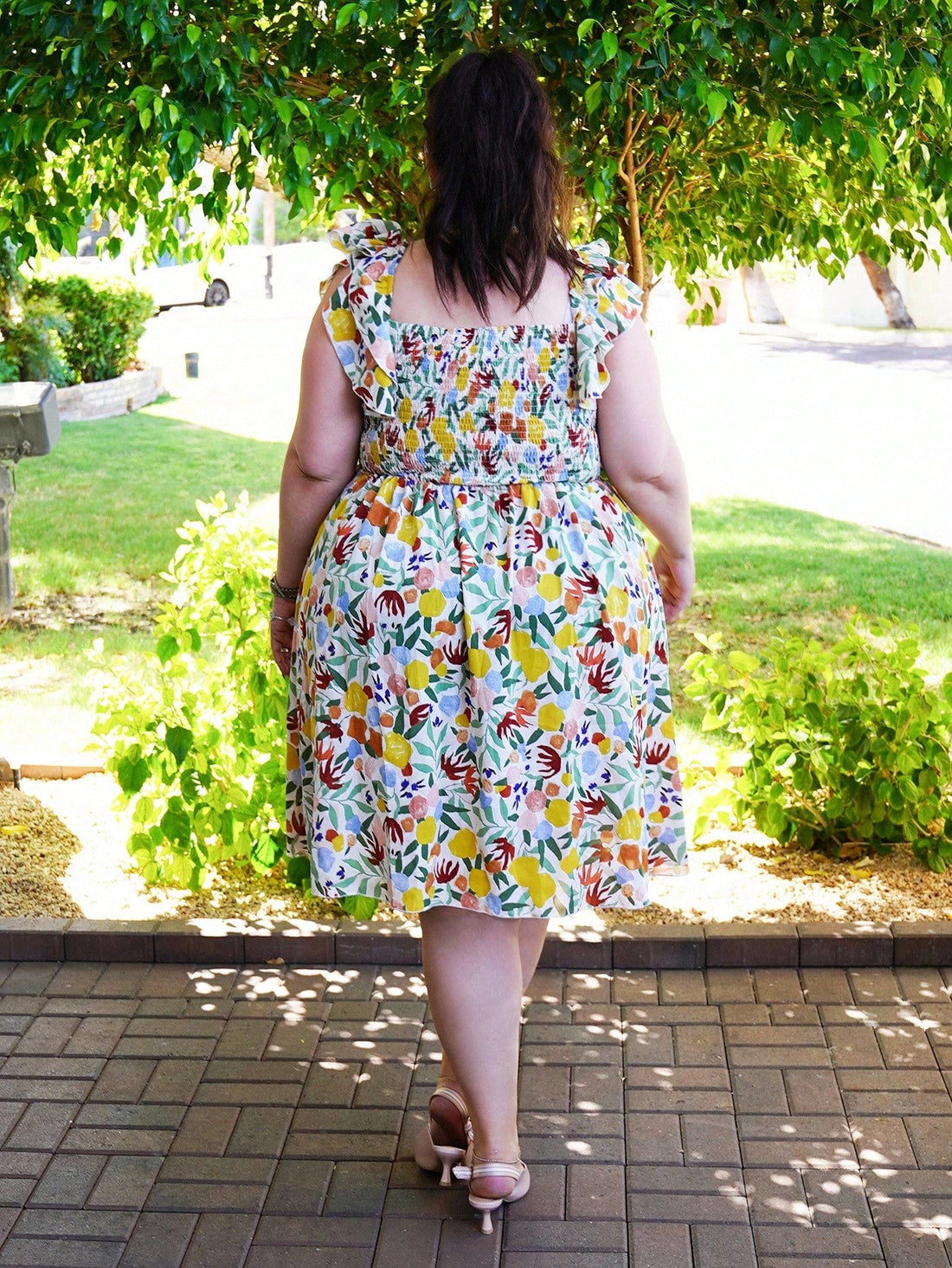 Twirl into vacation mode with this vibrant plus-size skater dress! Featuring a flattering A-line silhouette and charming cap sleeves, it's your go-to piece for spring and summer getaways. The playful colorful design brings instant joy to any warm-weather wardrobe, while the comfortable fit keeps you feeling fabulous all day long. Perfect for beach strolls, casual dinners, or spontaneous adventures—pack it and go!