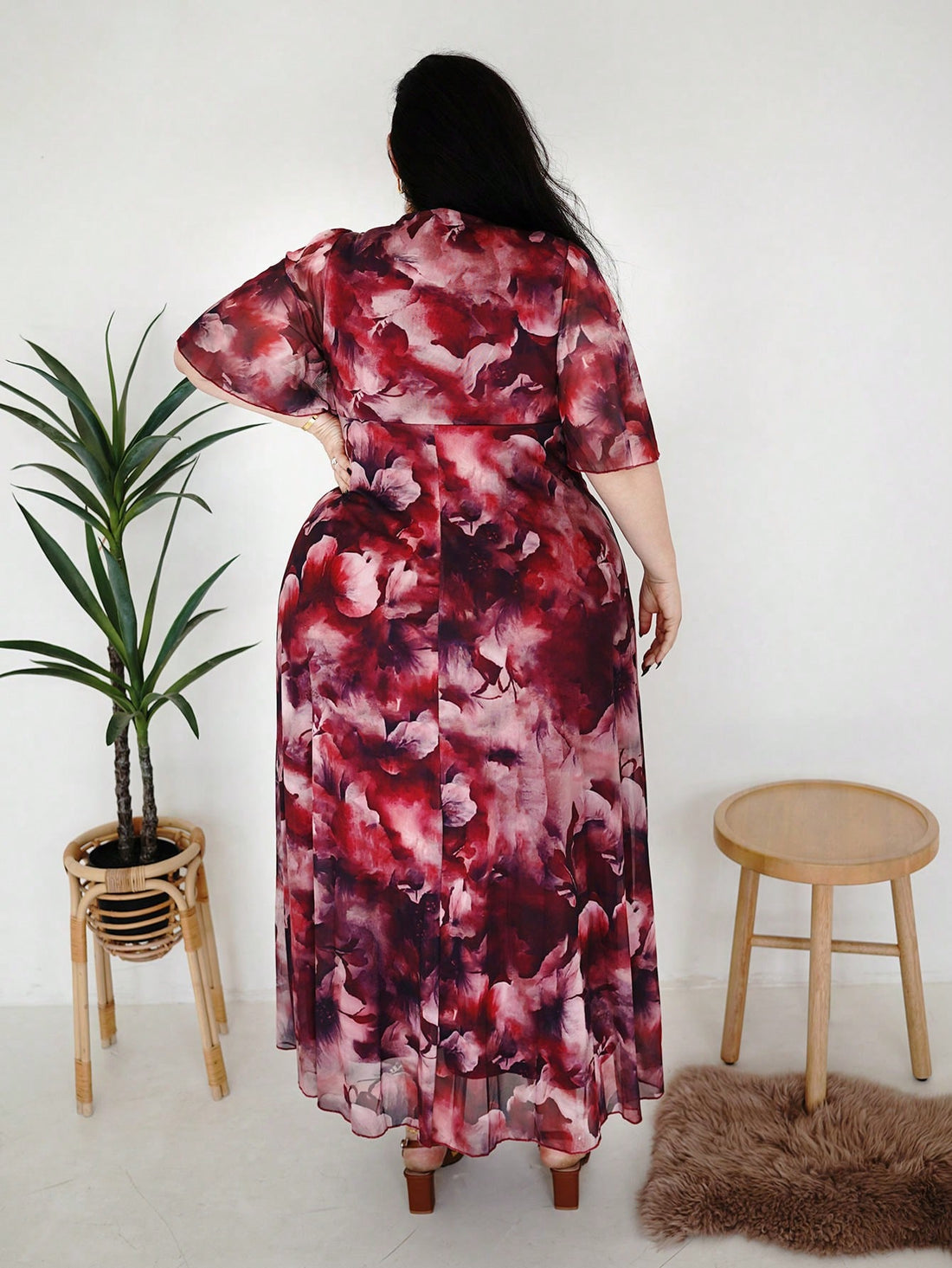 Celebrate your curves with this stunning floral midi dress designed specifically for pear-shaped figures! The clever twist-front detail creates a flattering focal point at the waist while skimming beautifully over the hips and thighs. Crafted in a generous plus-size fit, this dress combines elegance with comfort, featuring a flowing midi length that elongates your silhouette. The vibrant floral print adds personality and charm to any occasion—from brunch dates to garden parties. Slip it on and feel confiden