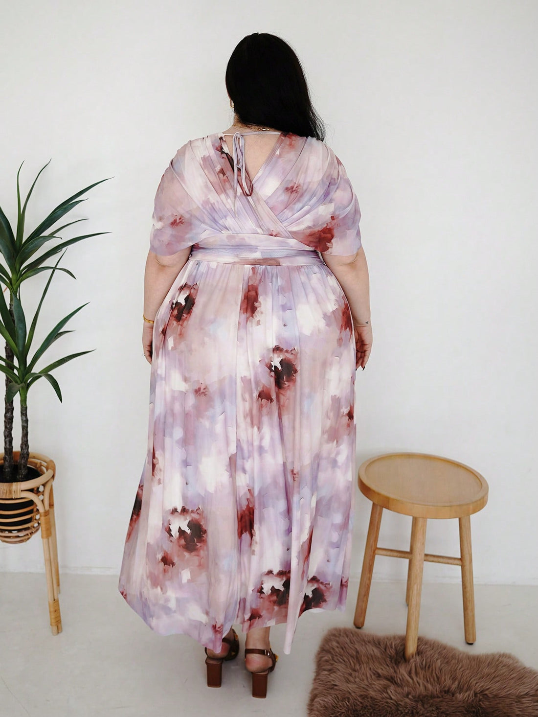 Bloom into confidence with this stunning plus-size floral dress, designed to celebrate your curves with flair! The dreamy batwing sleeves add movement and dimension while gracefully skimming over the midsection—a total game-changer for pear and triangle shapes. Bursting with vibrant florals, this spring and summer essential transitions effortlessly from brunch dates to garden parties. The relaxed silhouette keeps you cool and comfortable while the playful print brings serious personality to your wardrobe. S