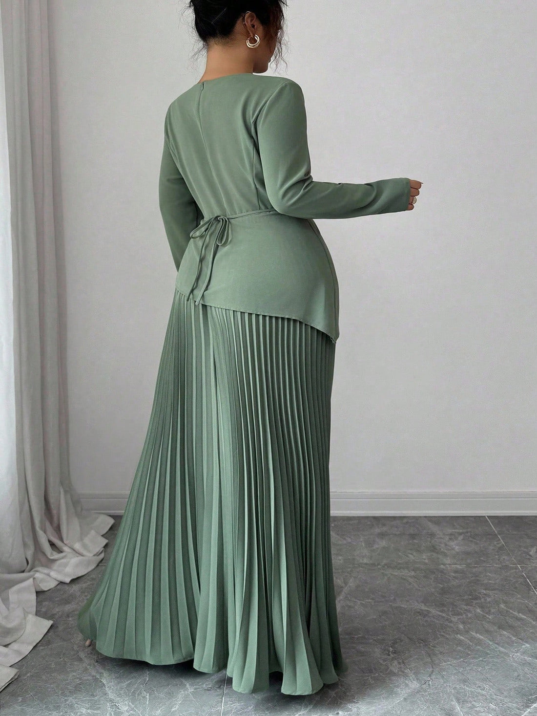 Elevate your seasonal wardrobe with this stunning plus-size green midi dress that's equal parts sophisticated and fun. The asymmetrical hem adds an unexpected twist, while strategic ruching flatters your silhouette beautifully. Perfect for autumn and winter commutes, this versatile piece transitions seamlessly from office to evening plans. The rich green hue complements all skin tones, and the midi length offers that sweet spot between polished and comfortable. Whether you're heading to work or out for the 