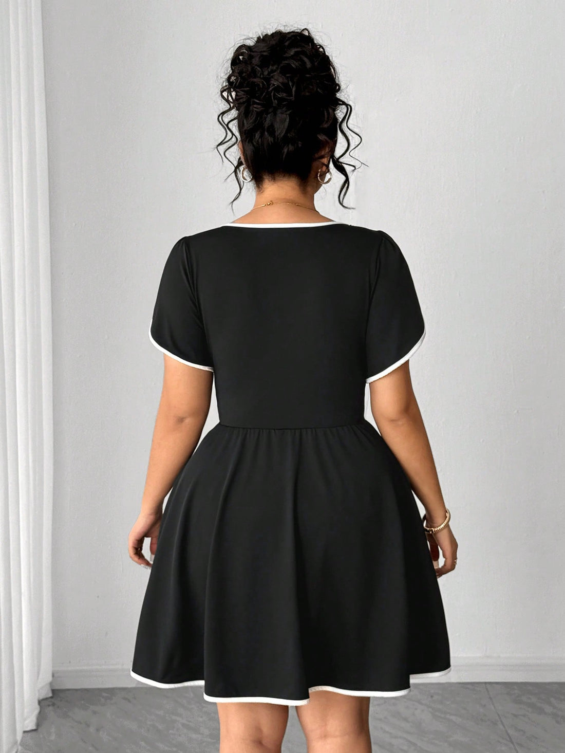 Elevate your wardrobe with this chic plus-size dress that's equal parts sophisticated and fun. The charming tulip sleeves add a whimsical touch, while the square neckline flatters beautifully. Minimalist contrast colors keep things fresh and modern—perfect for brunch dates, casual outings, or whenever you want to feel effortlessly put-together. Short and sweet, this dress celebrates your style with personality and grace.