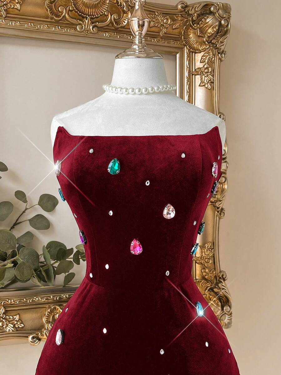 Elevate your evening with this stunning black velvet bodycon dress, where luxury meets sophistication. Handcrafted with meticulous attention to detail, this piece features exquisite jewel embellishments that catch the light beautifully. The form-fitting silhouette hugs your curves in all the right places, creating a flattering and confident look perfect for parties, galas, and special occasions.