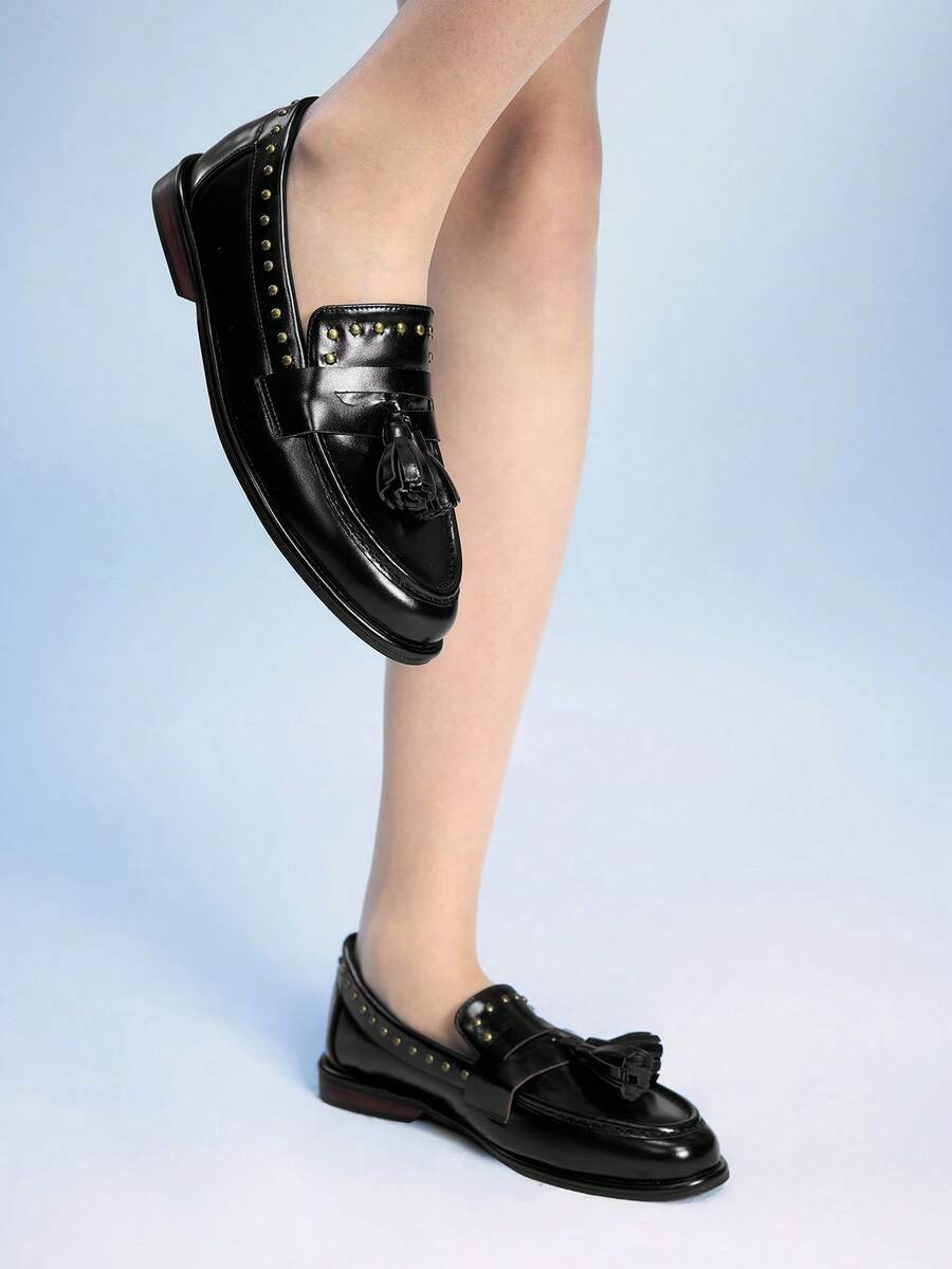 Elevate your everyday style with these versatile women's casual fringe flat loafers. Crafted from premium PU leather with a durable PVC outsole, these mule loafers seamlessly transition from office to weekend adventures. The chunky heel provides comfortable all-day support, while the chic fringe detailing adds a bohemian touch to any outfit. Perfect for commuting, casual outings, or special occasions, these timeless loafers work beautifully for beach days, holidays, or Valentine's celebrations. A wardrobe e