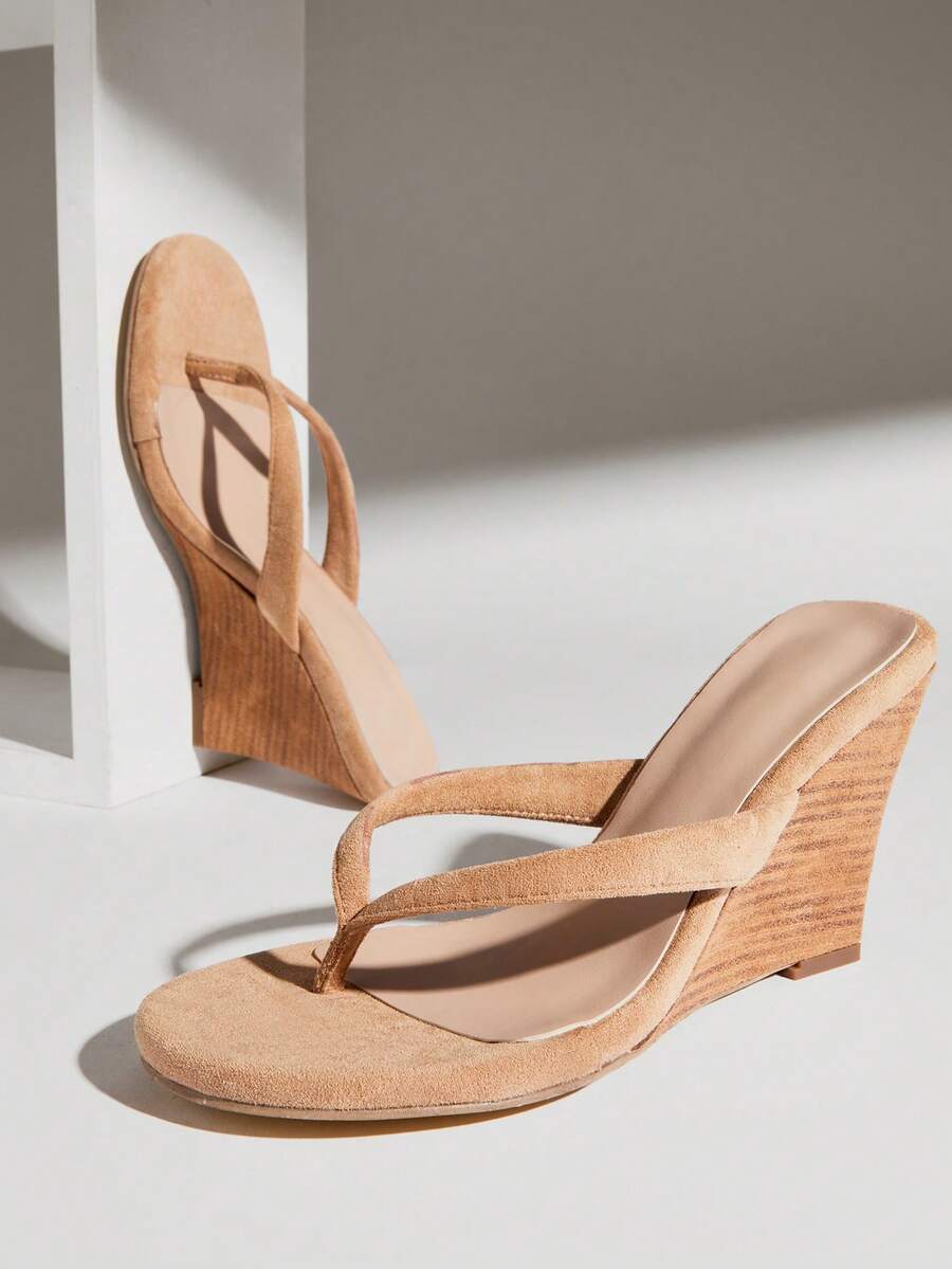 Step into warm-weather style with these Minimalist Ankle Strap Wedge Sandals for Women, designed to bring effortless elegance and all-day comfort to your everyday wardrobe. The clean, modern silhouette pairs beautifully with dresses, jeans, shorts, skirts, and linen outfits, making these wedges a versatile choice for everything from weekend brunches to beach vacations and casual evenings out.