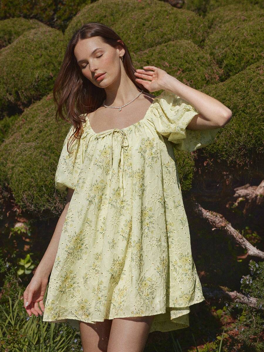 Experience the breathtaking fusion of botanical heritage and sharp, modern architectural tailoring. This stunning square-neck ensemble is meticulously designed for the woman who values a high-fashion, "quiet luxury" approach to seasonal dressing—the ultimate centerpiece for prestigious music festivals, exclusive coastal soirées, and high-authority summer vacations.