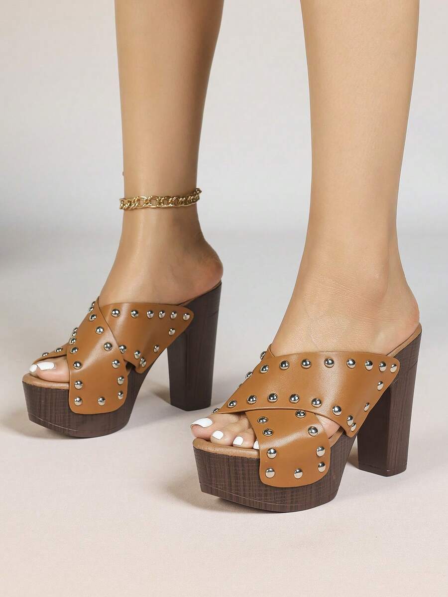Experience the breathtaking fusion of heritage footwear artistry and sharp, modern architectural tailoring. This stunning platform shoe is meticulously designed for the woman who values a high-fashion, "quiet luxury" approach to seasonal dressing—the ultimate centerpiece for prestigious coastal retreats, exclusive poolside soirées, and high-authority summer vacations.