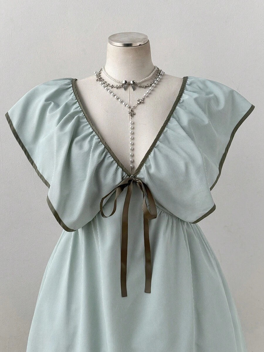 Experience the breathtaking fusion of heritage coastal artistry and sharp, modern architectural tailoring. This stunning puff-sleeve ensemble is meticulously designed for the woman who values a high-fashion, "quiet luxury" approach to seasonal dressing—the ultimate centerpiece for prestigious garden retreats, exclusive summer soirées, and high-authority vacation outings.